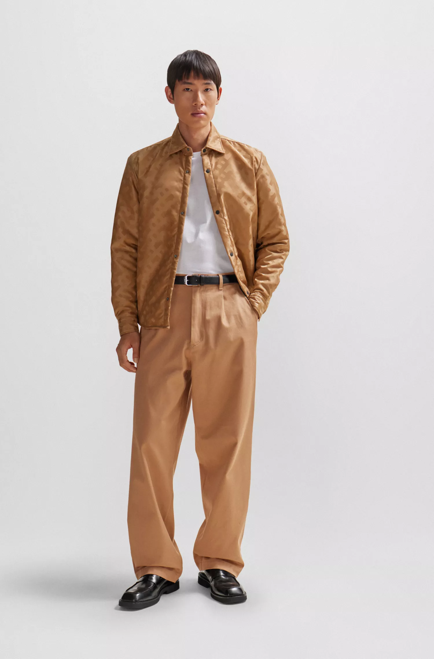 Camisa BOSS preta de corte relaxado em tecido com monograma e gola Kent.