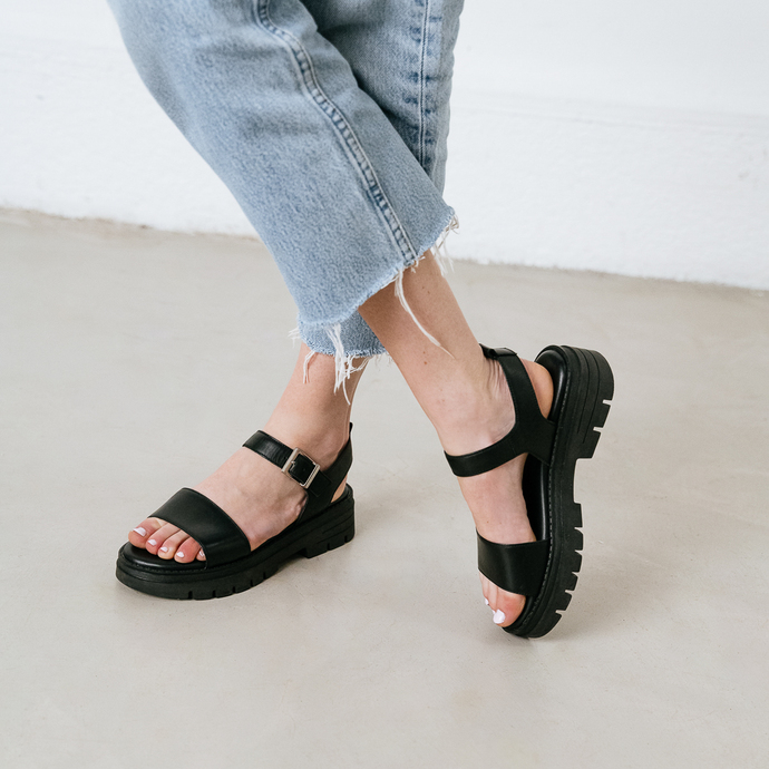 Sandales à semelles crantées et brides  en cuir noir