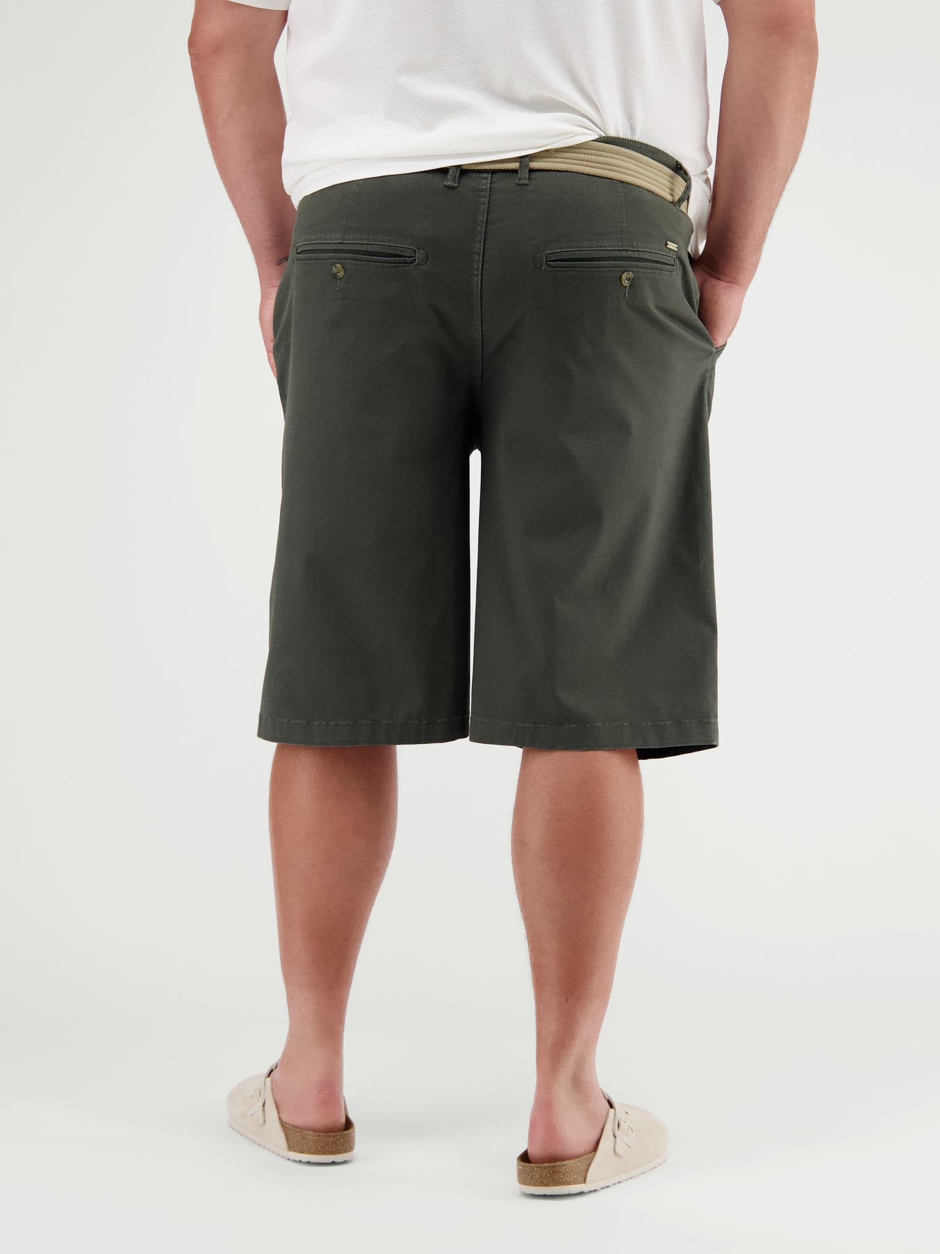 Chino-Bermuda mit Gürtel, in Großen Größen