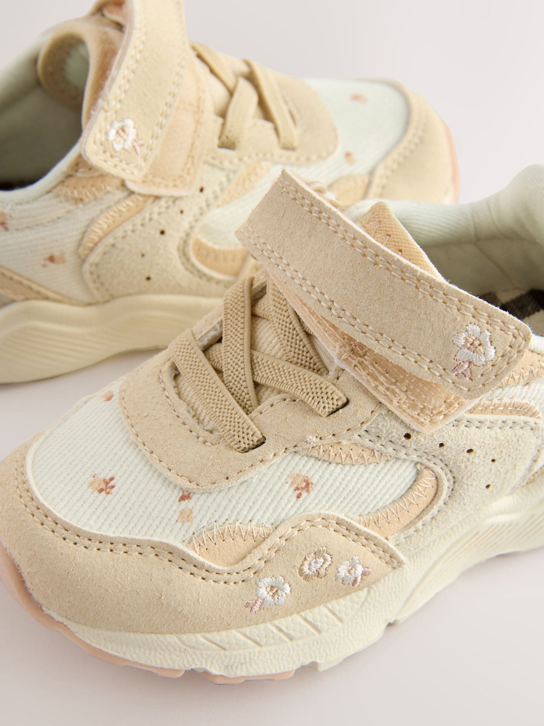 Neutraal met geborduurde bloemen - Sneakers met elastische veters en klittenbandsluiting