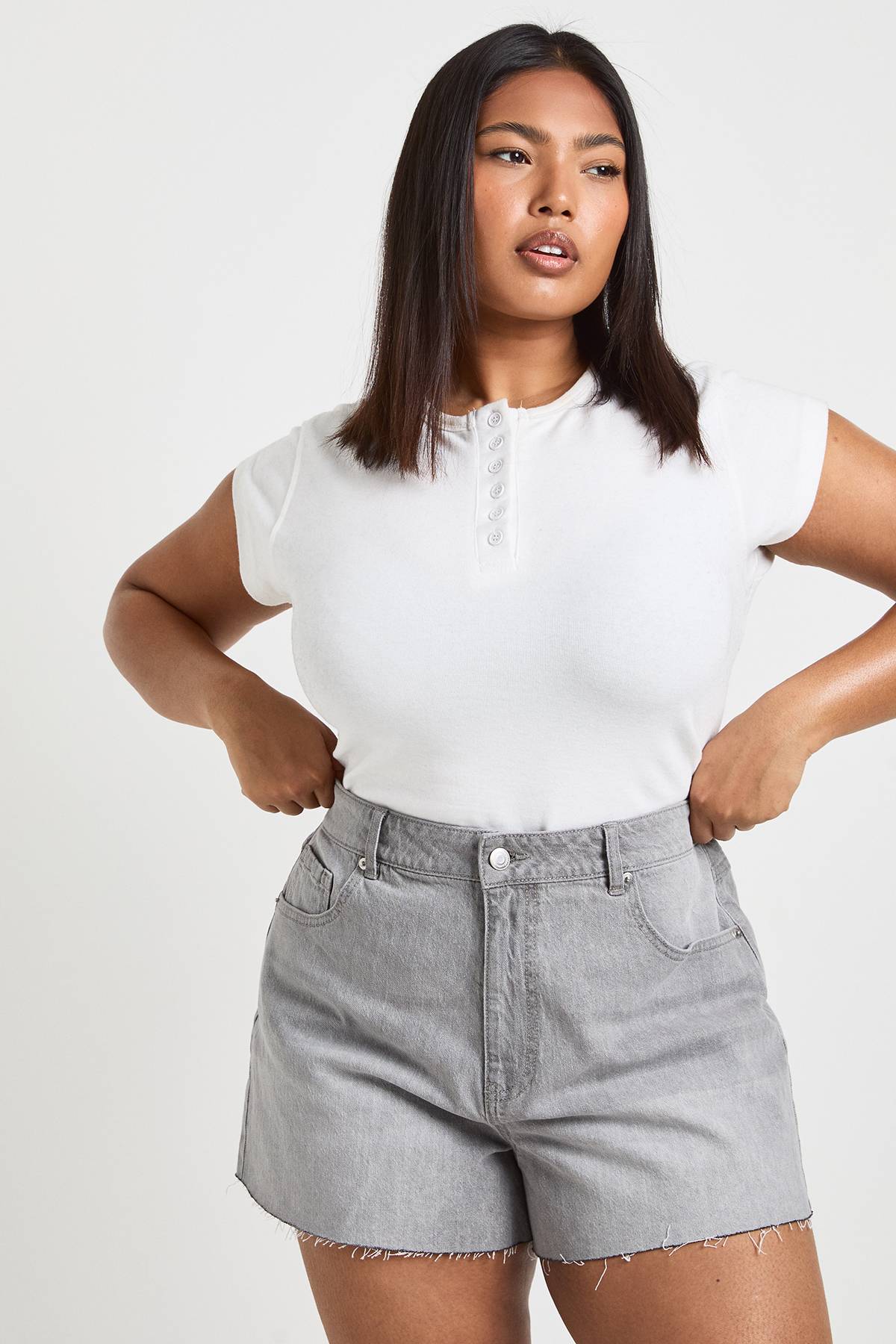 boohoo Short En Jean Grande Taille À Ourlet Brut