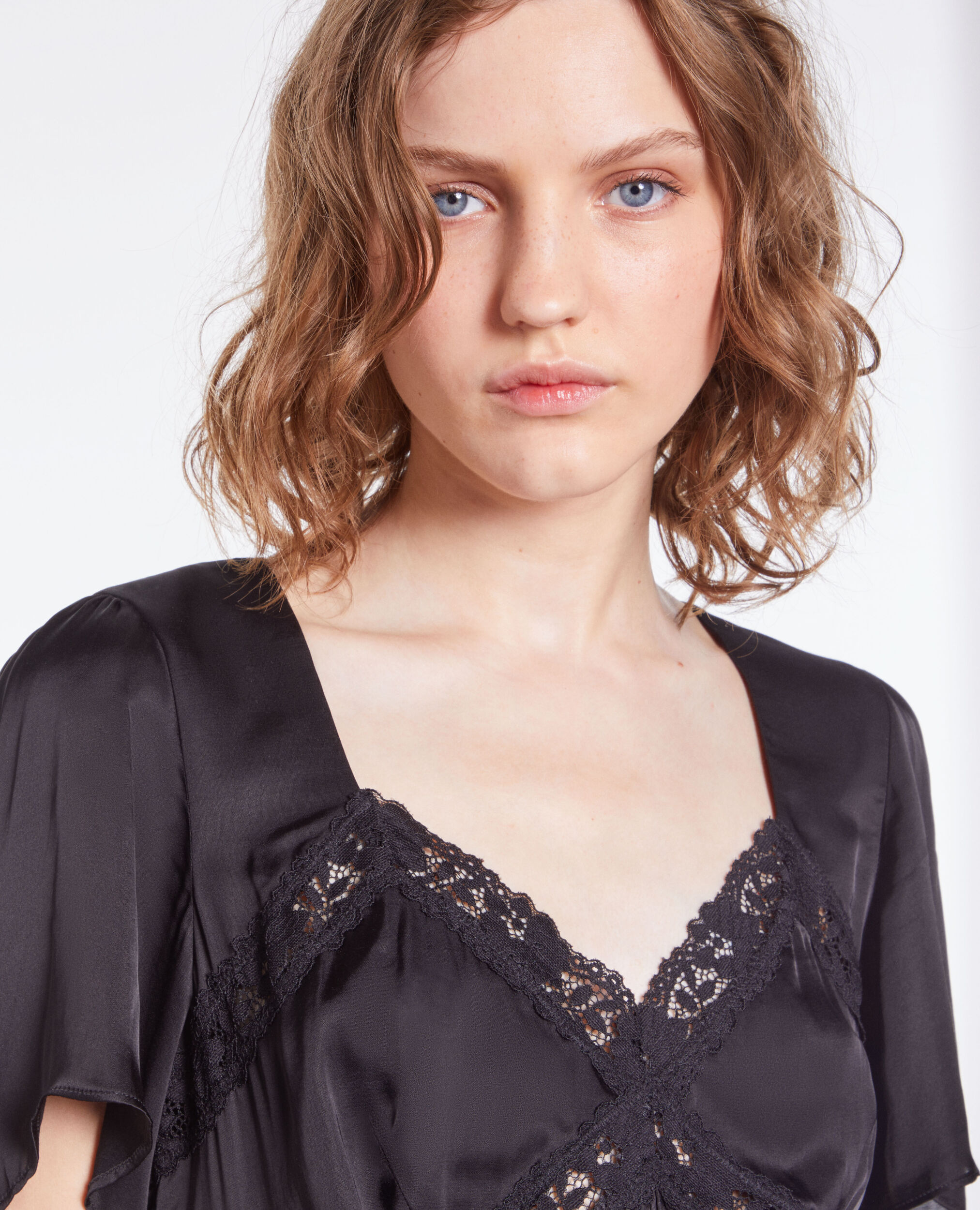 Top noir avec détails en dentelle