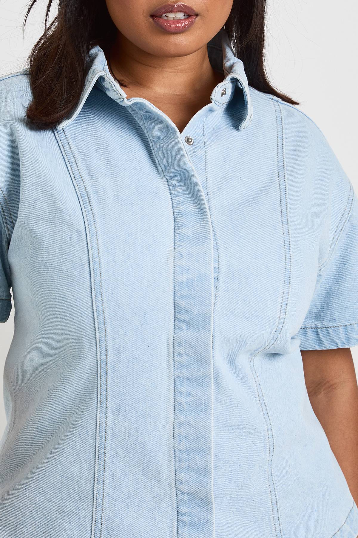 boohoo Chemise Ample En Denim À Manches Courtes Grande Taille