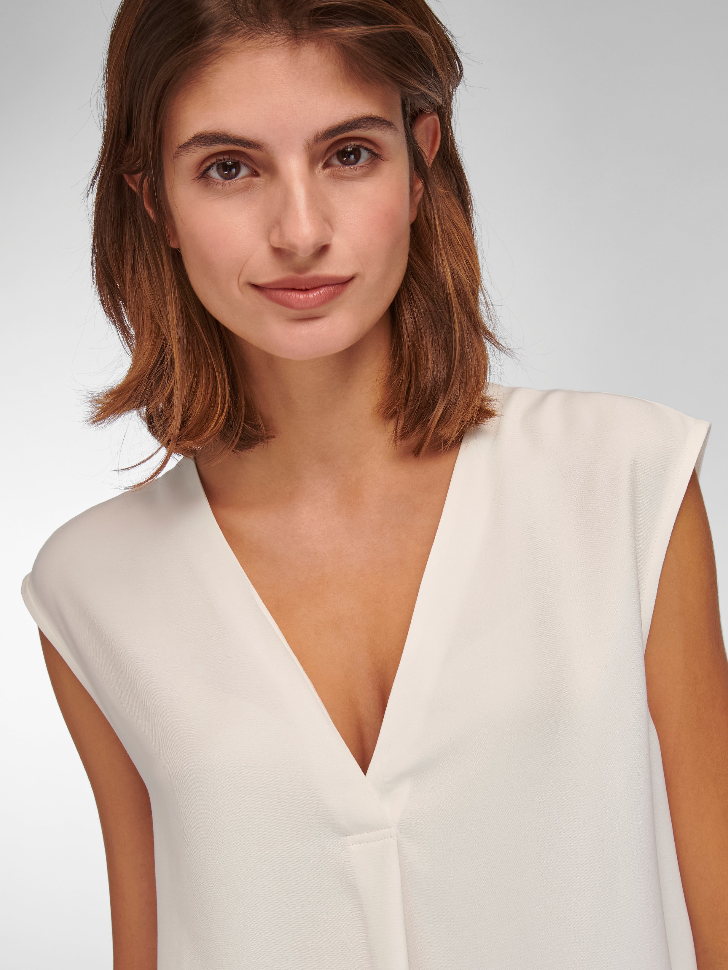Ärmellose Bluse mit V-Auschnitt