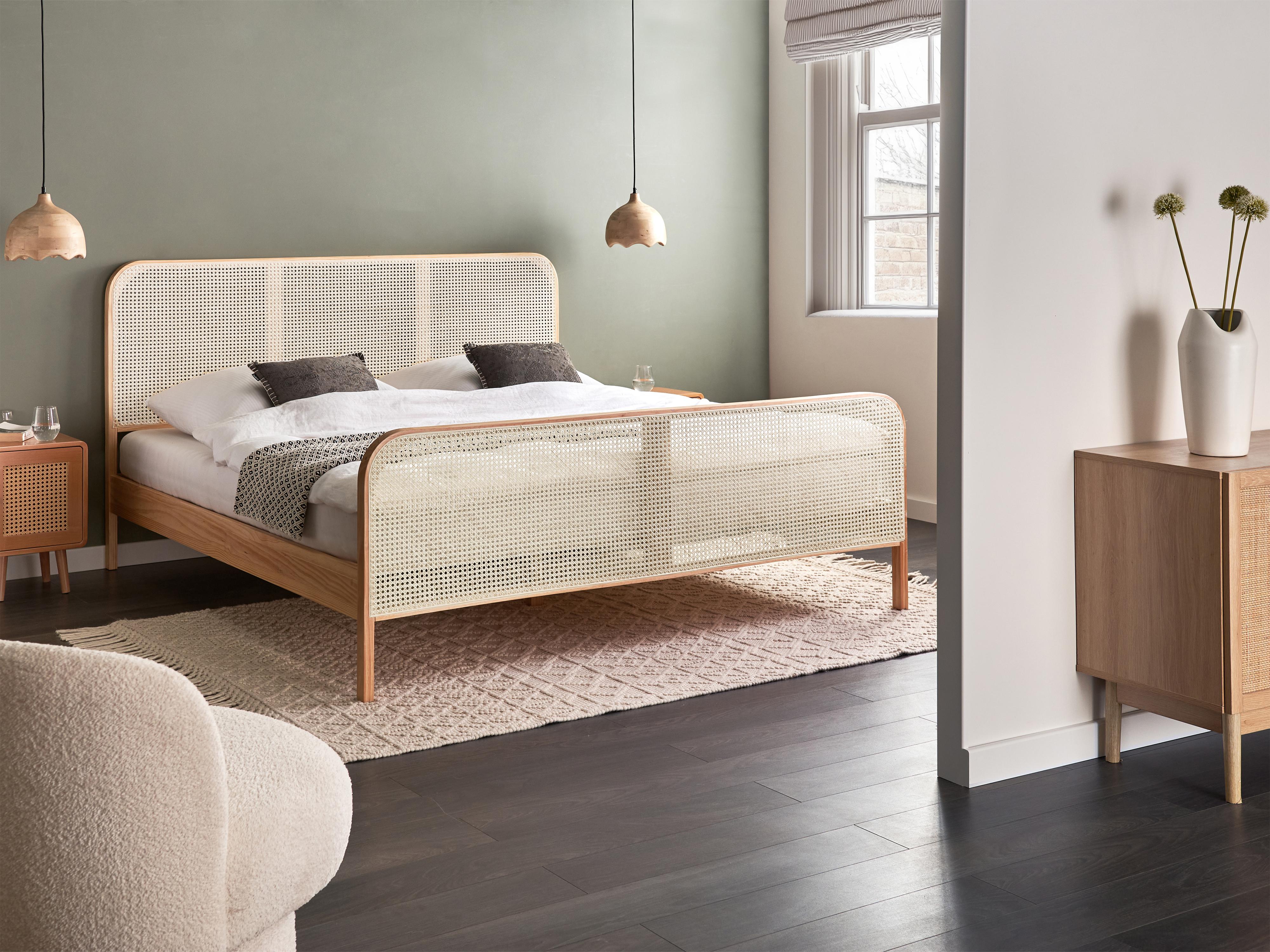 Bed Dennenhout GONFARON 180 x 200 cm Lichtbruin