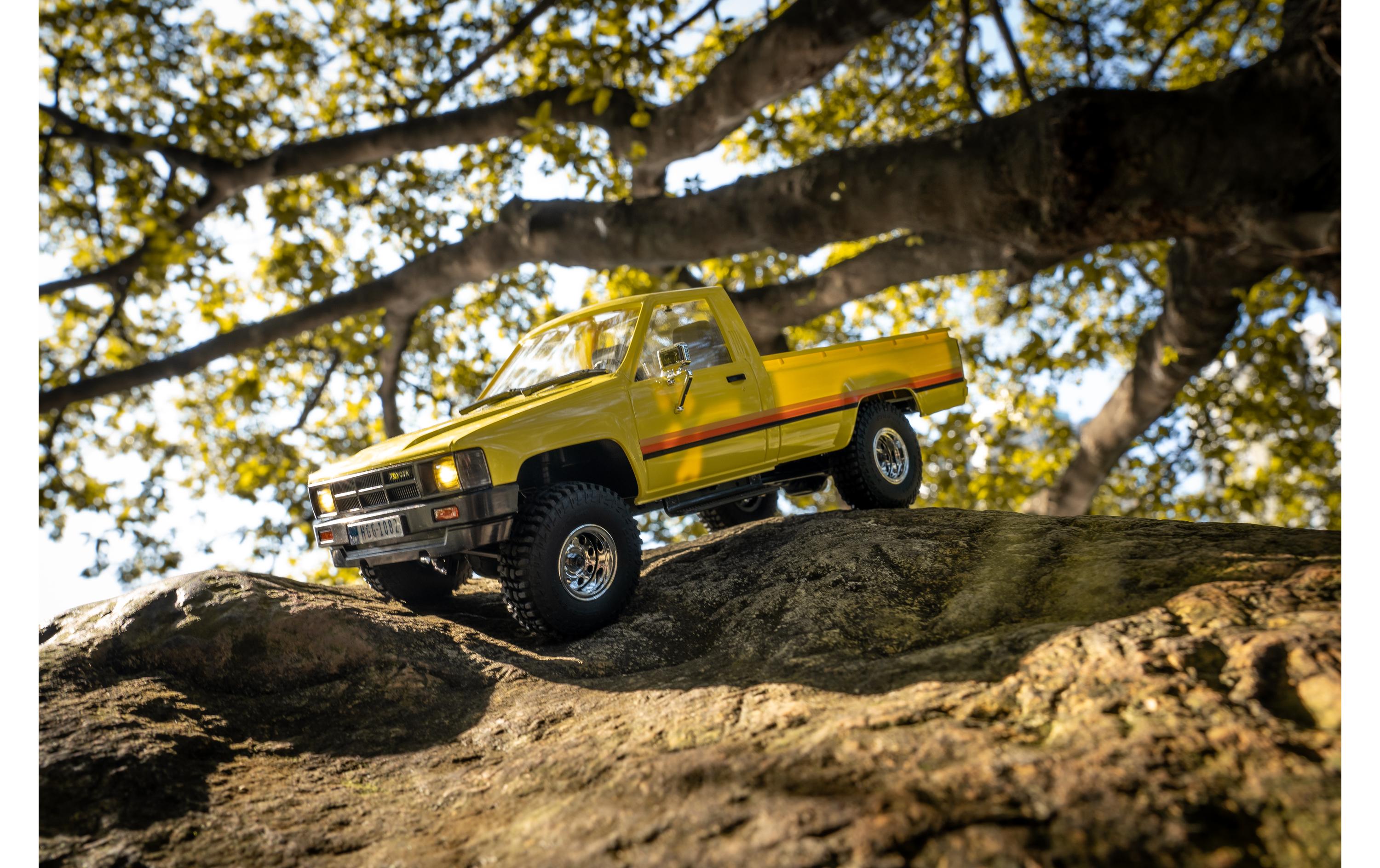 Scale Crawler Toyota Hilux 1983, 4WD RTR, 1:18<br>Detailgetreuer RC Pickup im Massstab 1:18