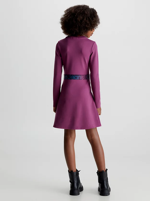 Vestido evasê com logo de costura milanesa