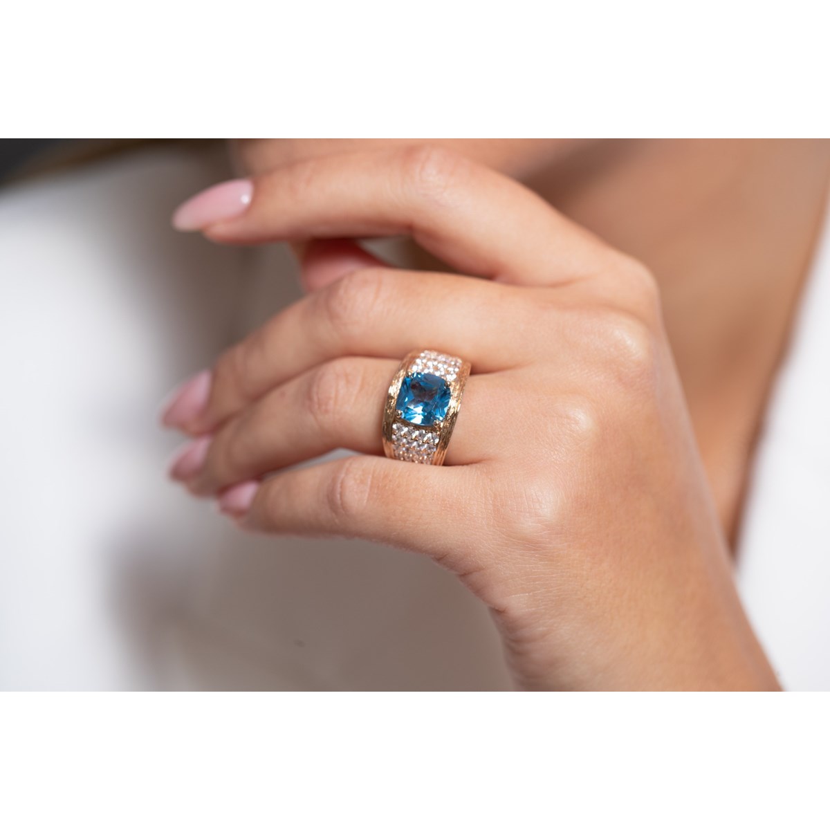 Bague MARGARET en Plaqué Or avec pierre synthétique bleu topaze