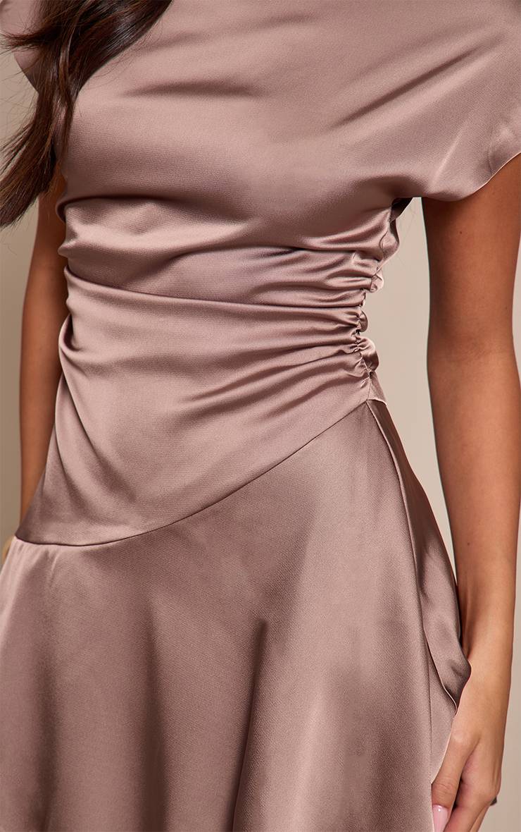 Taupe Robe Courte En Satin À Manches Courtes