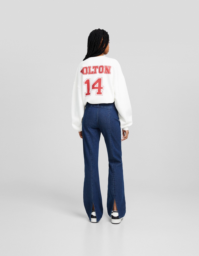 Calça jeans boca de sino com fenda