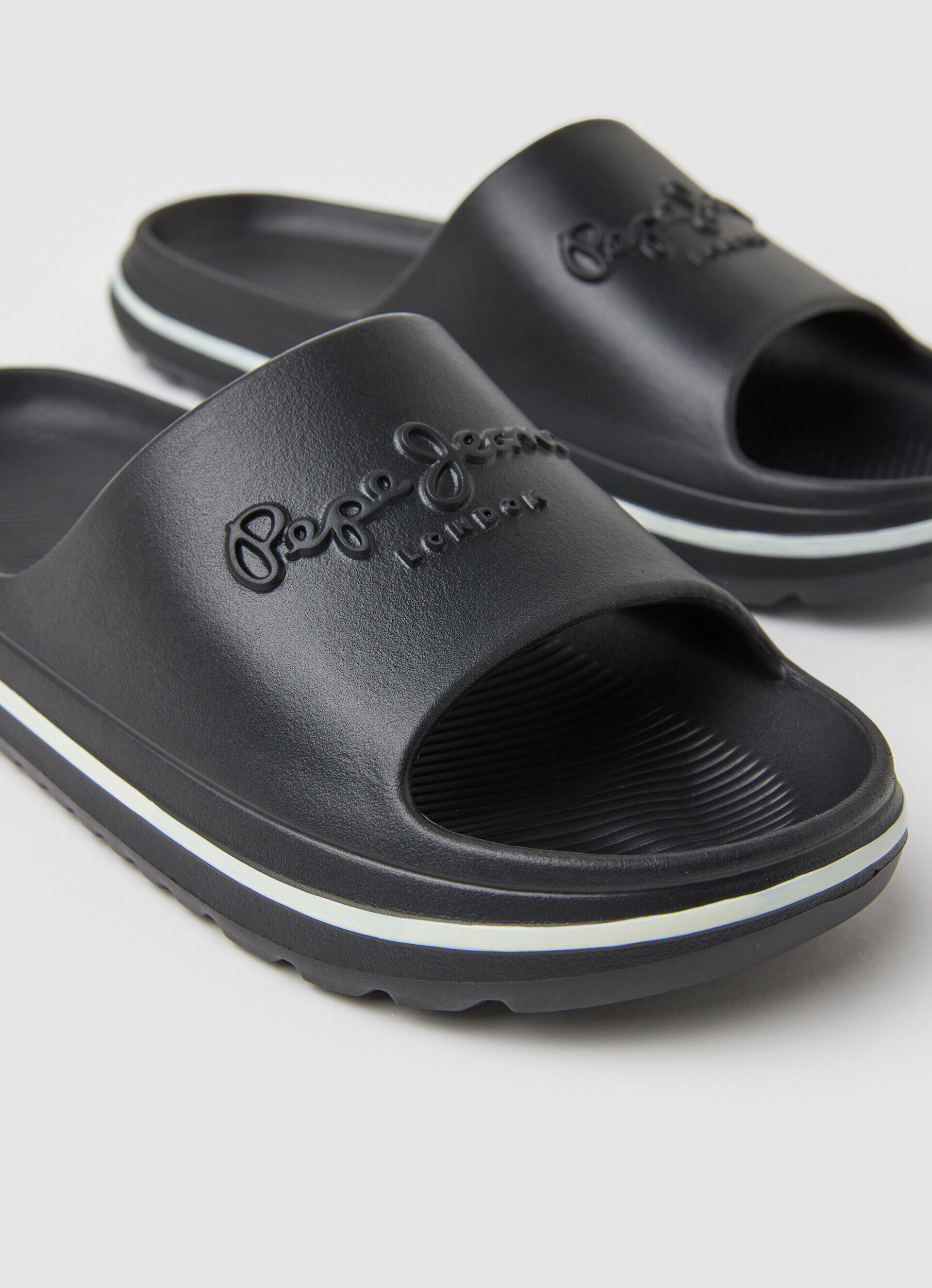 Chinelo de praia estilo slide - preto