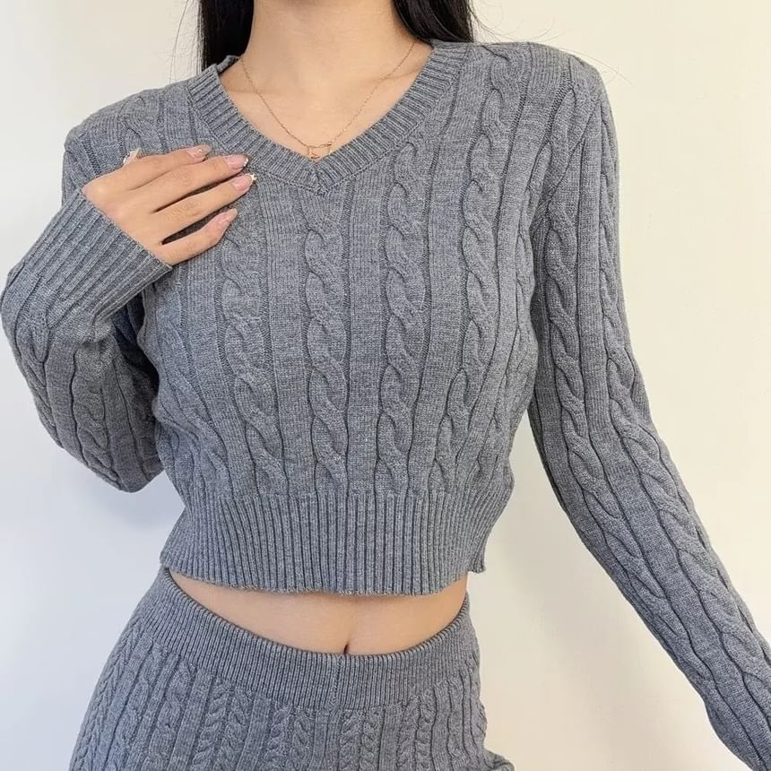 Asiris - Lange mouwen V-hals kabelgebreide crop top
