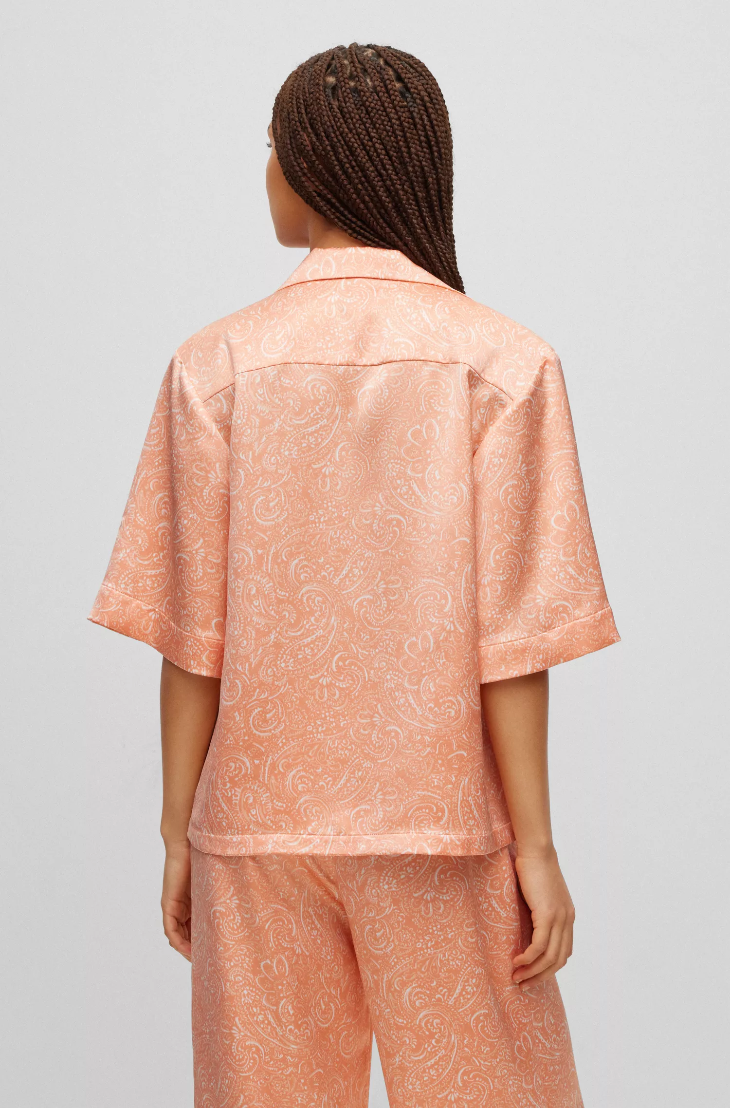Blusa HUGO vermelha de manga curta com modelagem relaxada em cetim com estampa paisley.