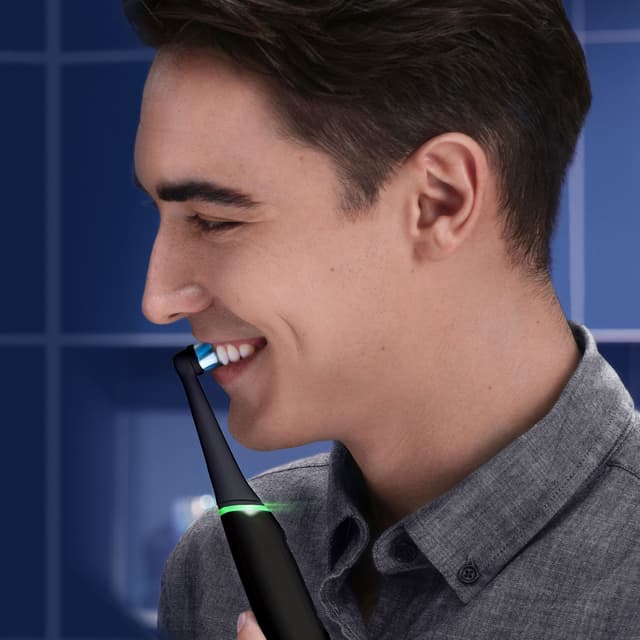 Oral-B iO 6s elektrisk tandbørste 409137 (sort/lava)