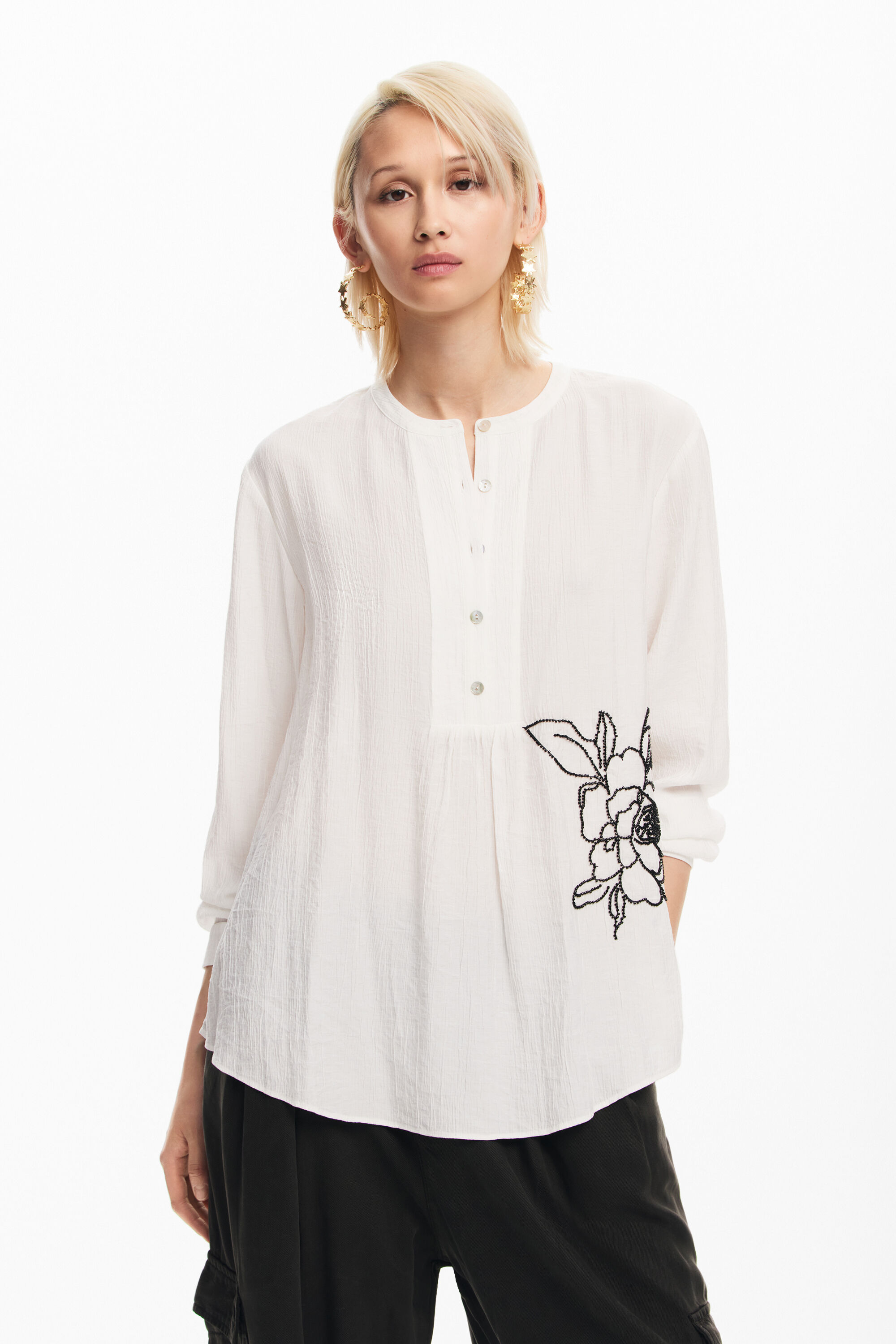 Blusa flor bordada