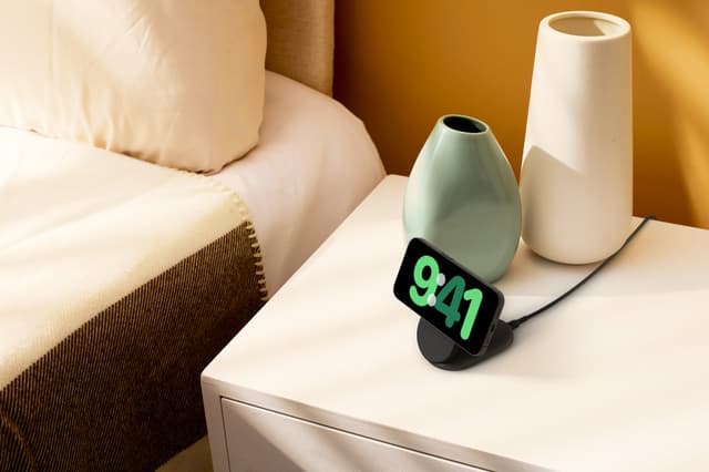 Belkin BoostCharge Qi2 magnetisk foldbar opladningsstander (sort)