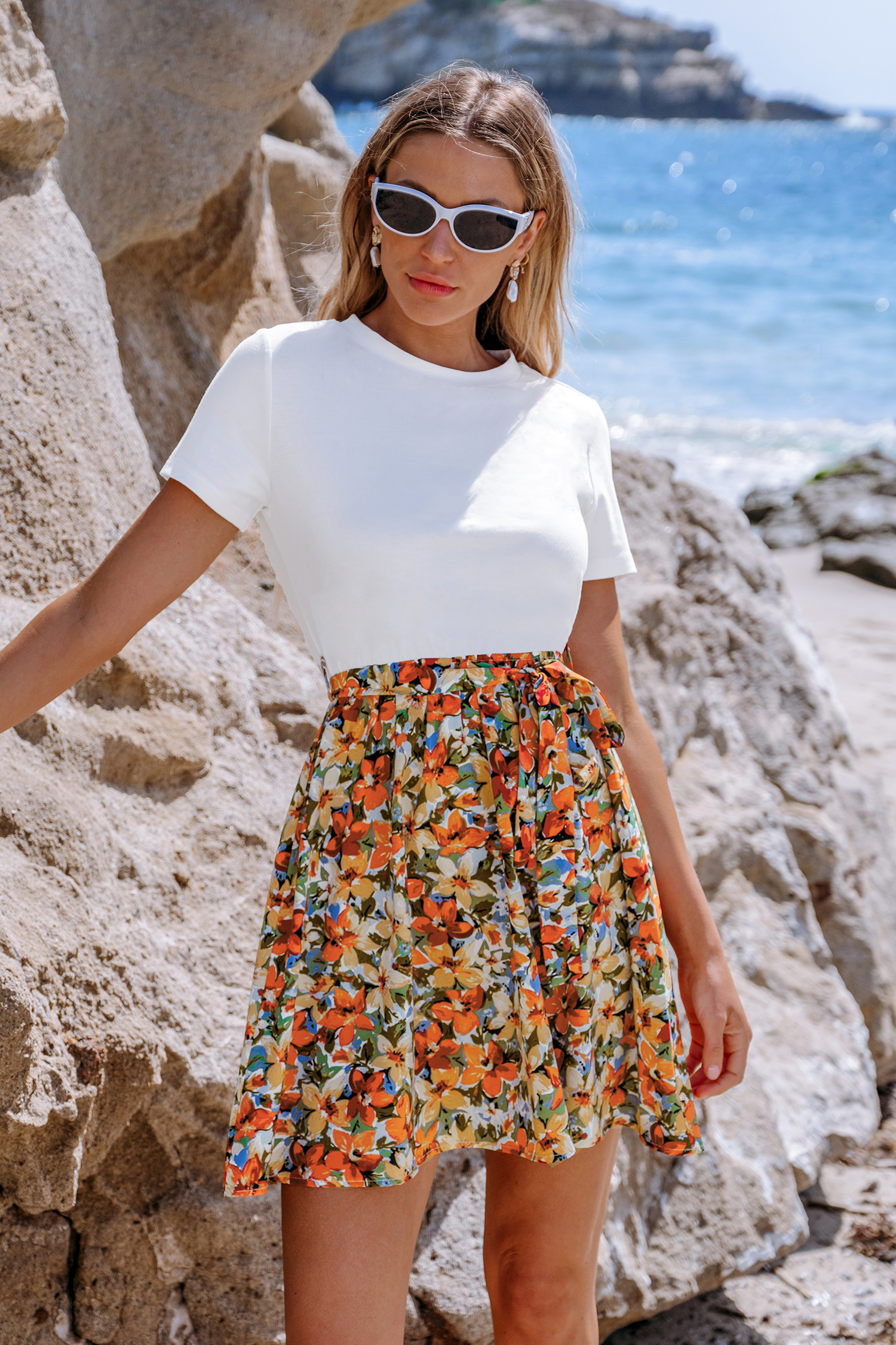 Robe mini à t-shirt blanc et jupe florale