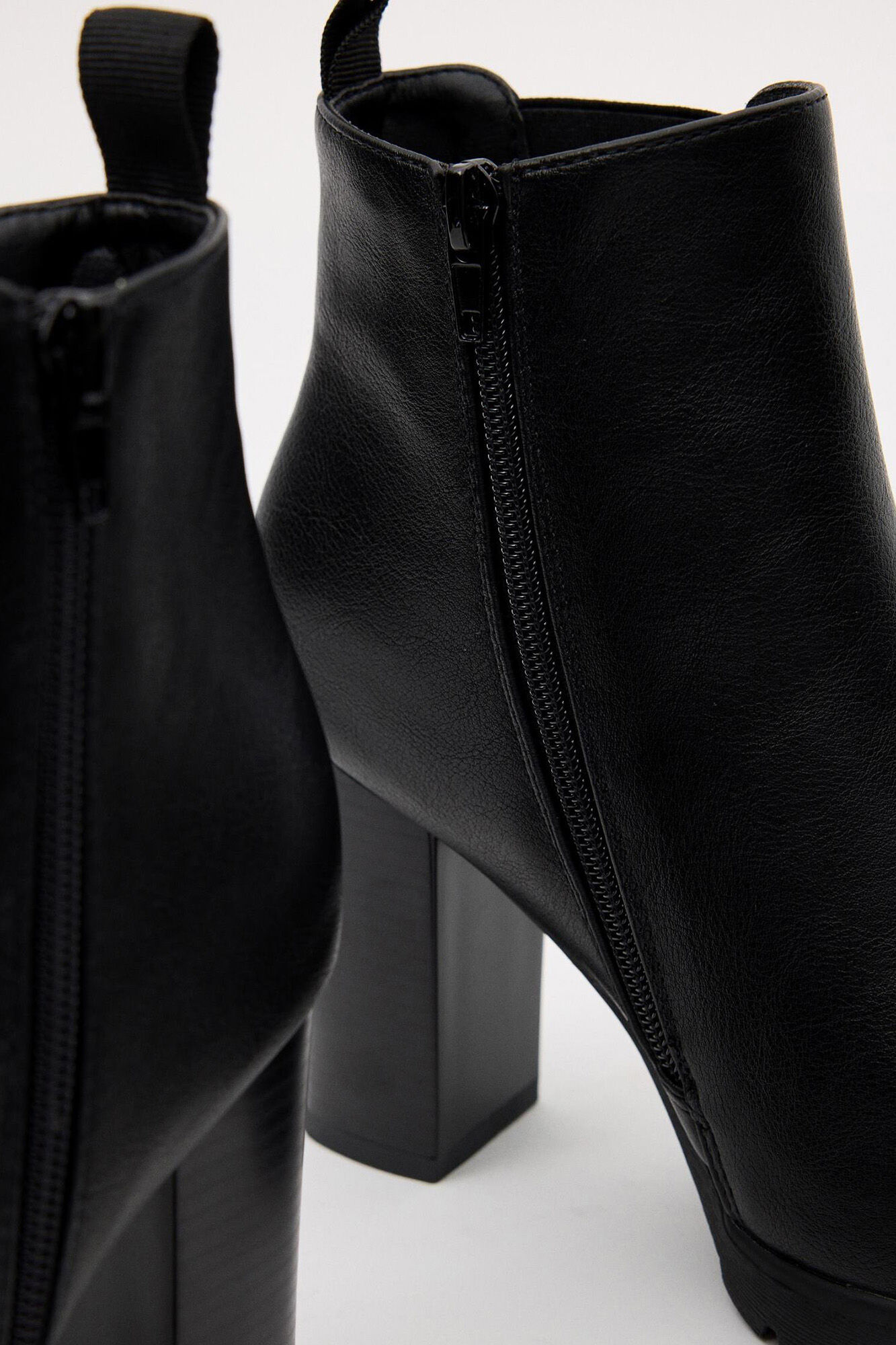 Bota de cano curto com elástico alto, tamanho 9 cm