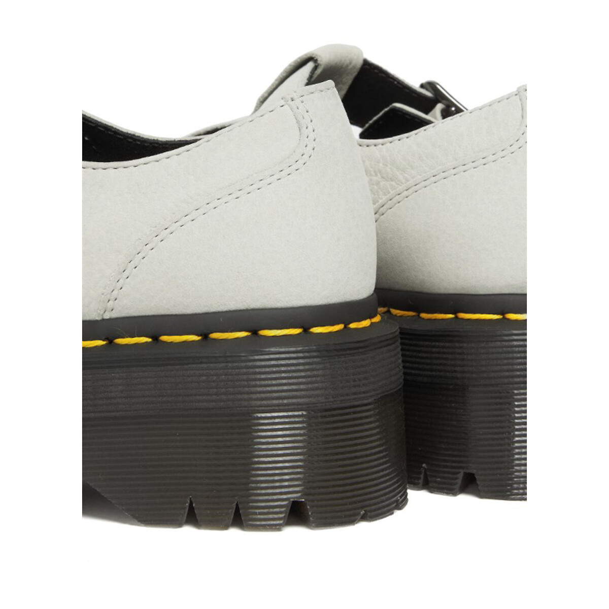 DR. MARTENS<br>Derby's conheceu platformzool Bethan olha com desdém Nubuck Desgastado