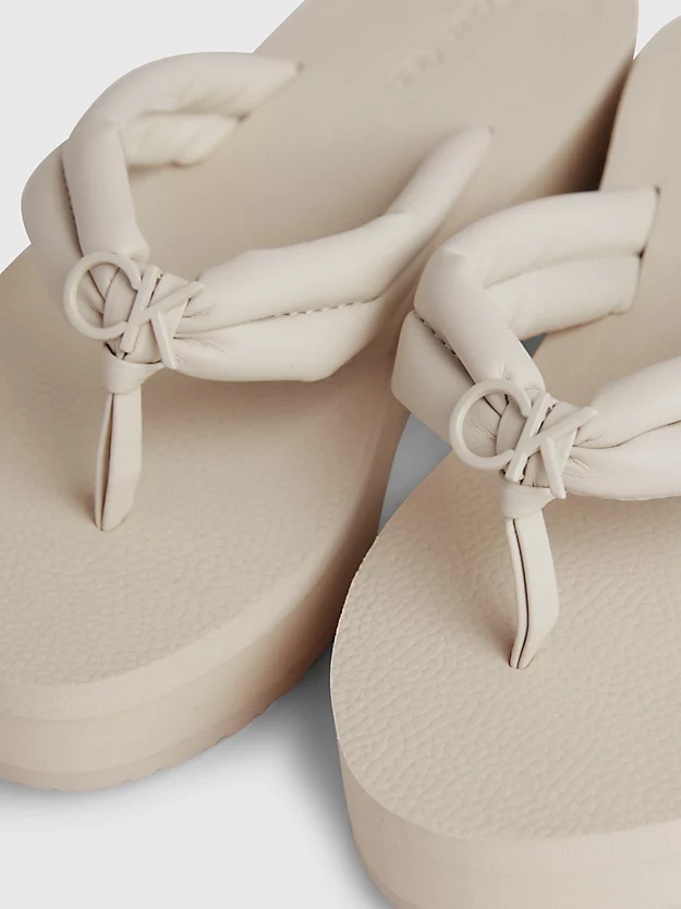 Chinelo de dedo com plataforma