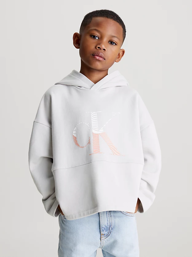 Moletom infantil com capuz e estampa monogramada, modelagem folgada.