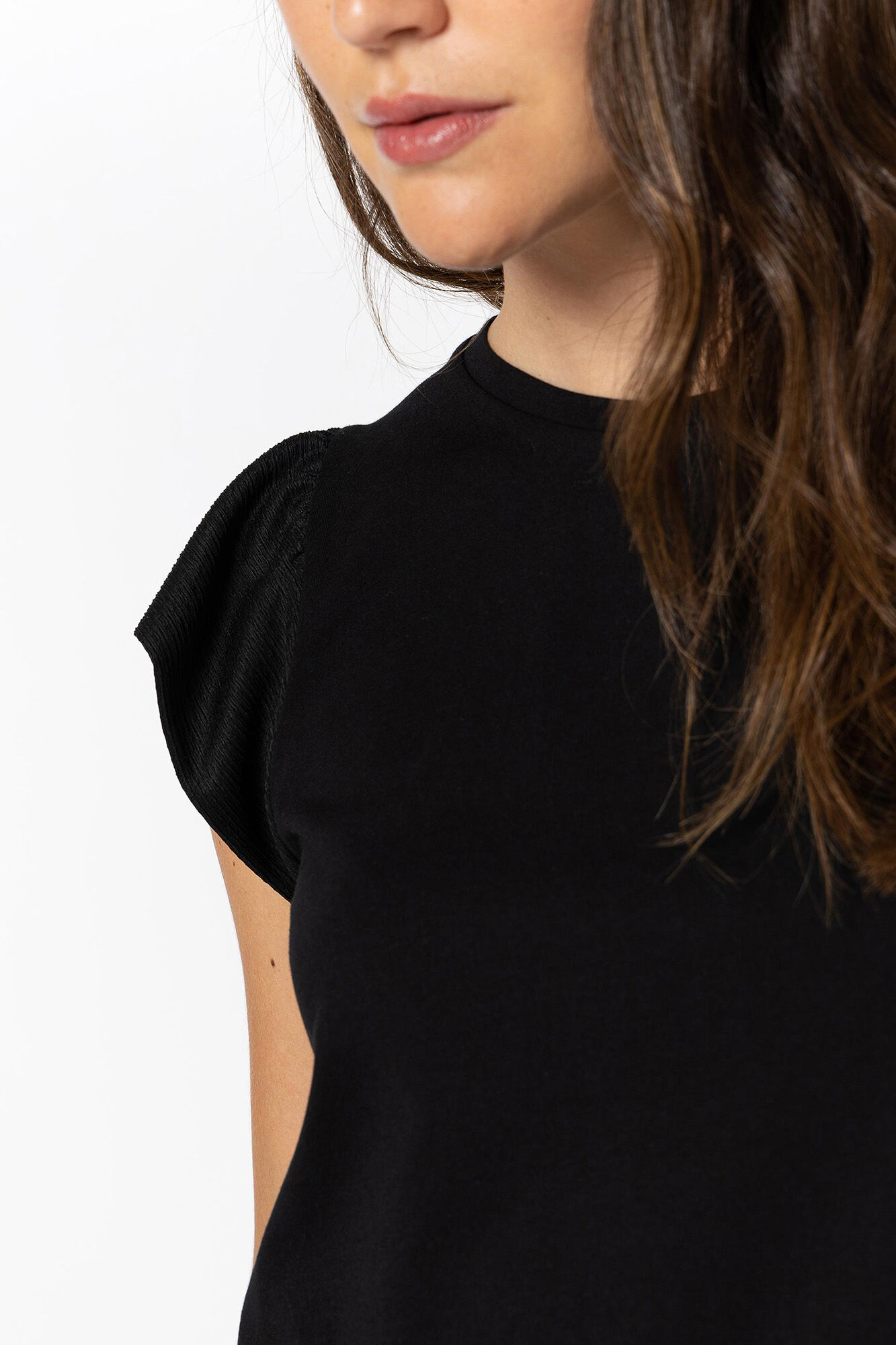 Camiseta com mangas com efeito amassado
