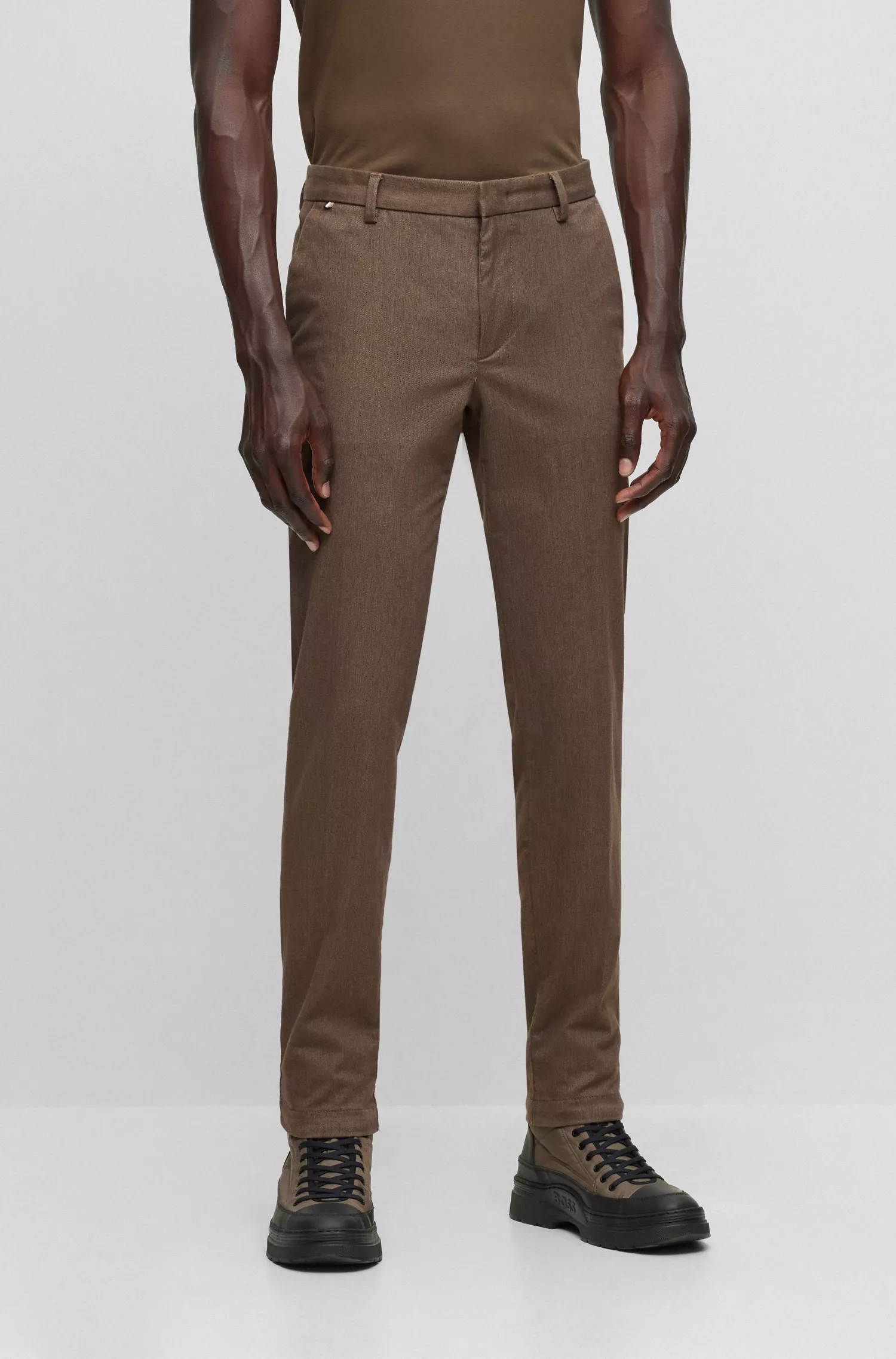 Calça chino BOSS preta, corte slim, em tecido mesclado de algodão com elastano.