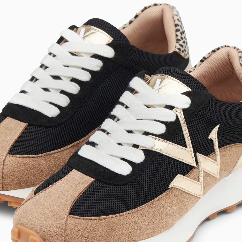 Sneakers-Baskets monogramme Pia beige et noir à semelle running