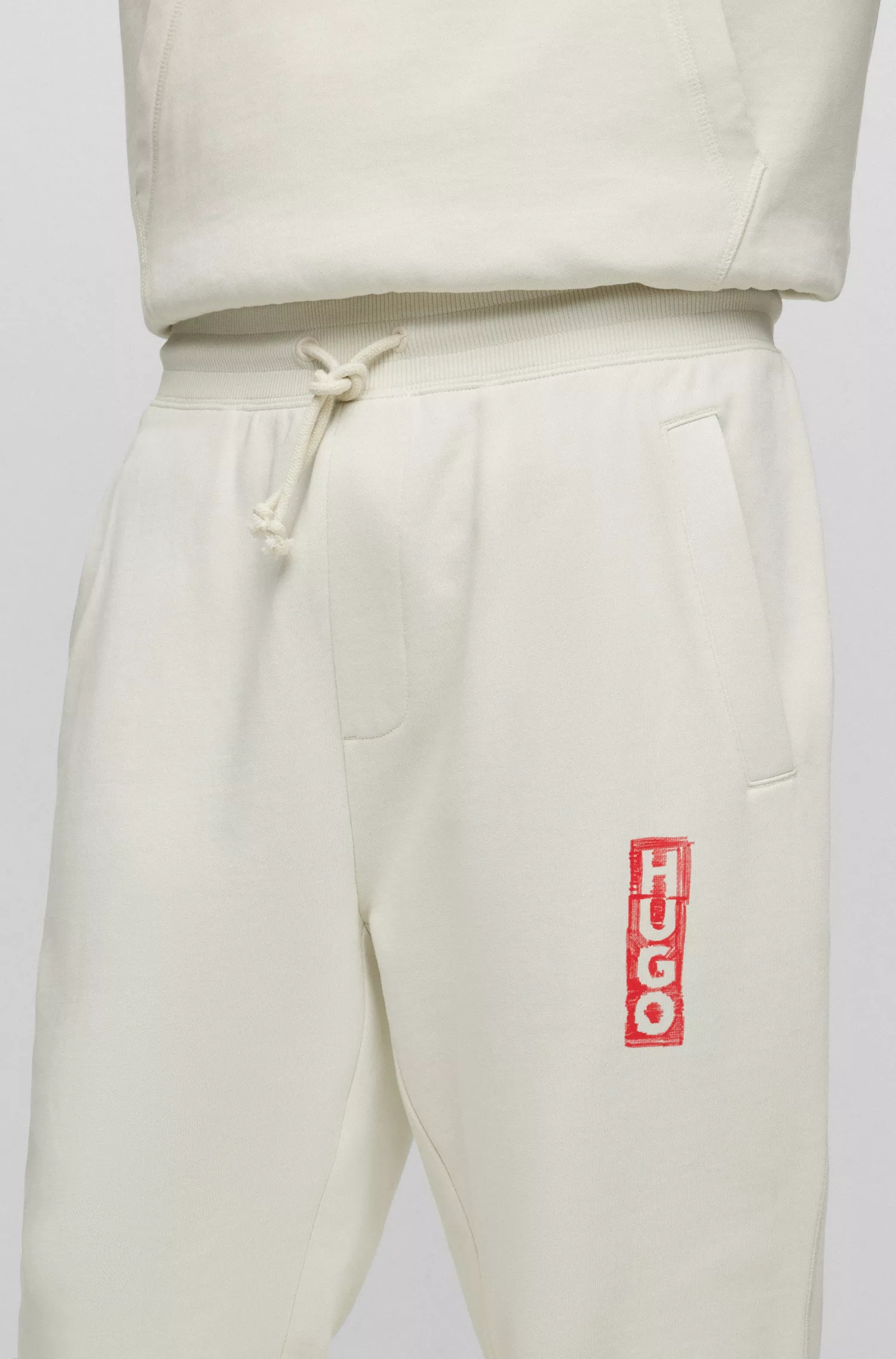 Calça de fato de treino HUGO em tecido atoalhado de algodão vermelho com logótipo vertical.