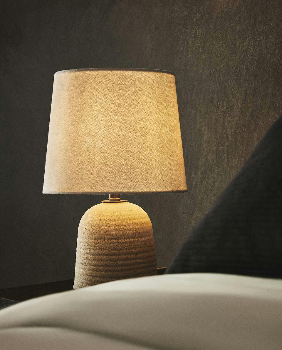 LUMINÁRIA COM BASE DE CERÂMICA TEXTURIZADA