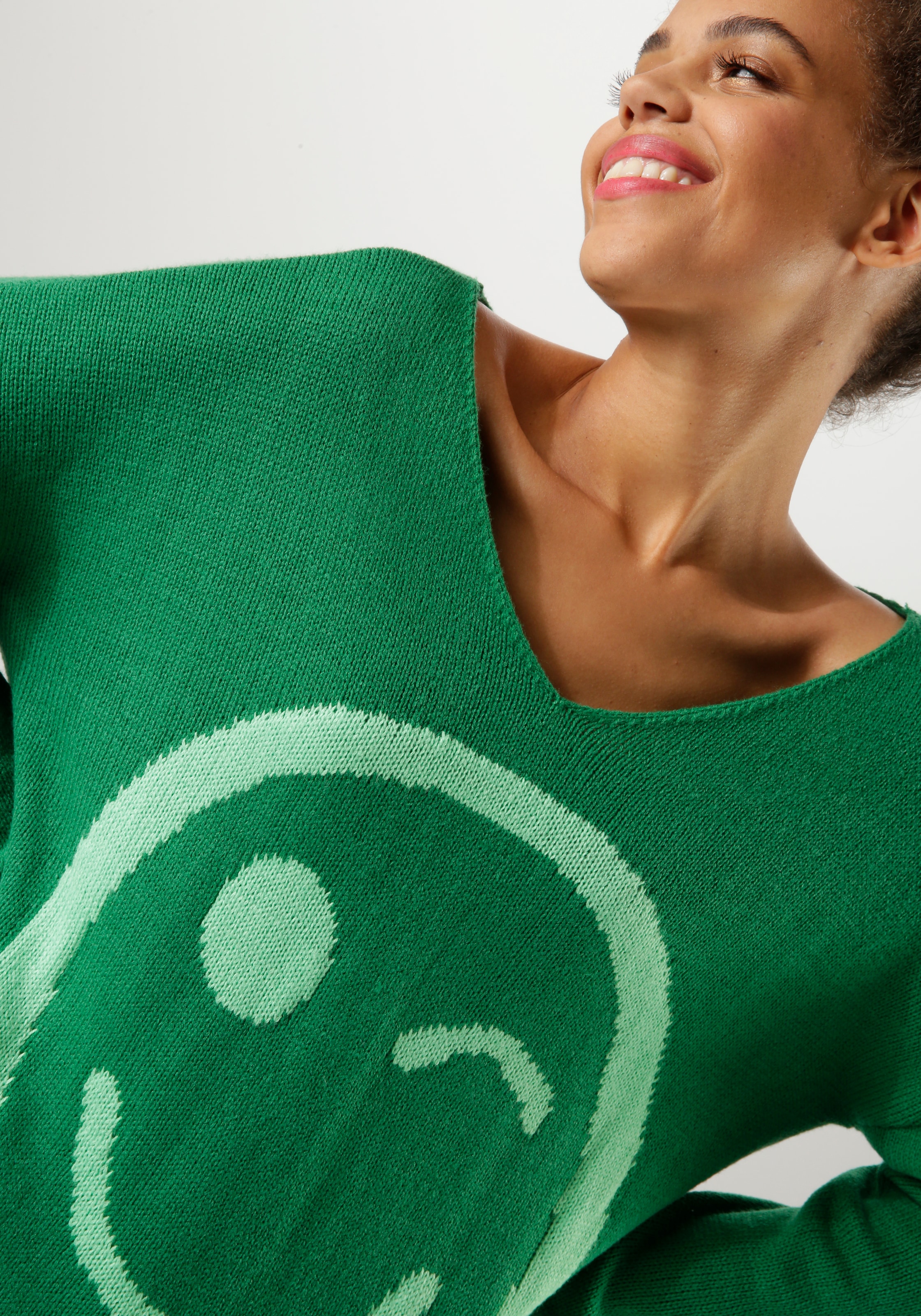 Aniston CASUAL Strickpullover , mit eingestricktem Smiley