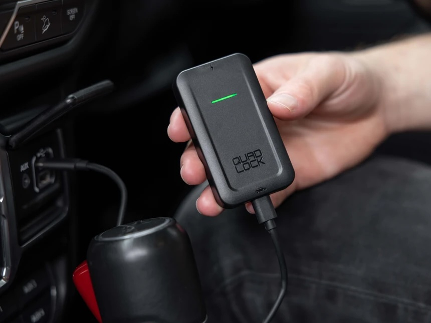 Bluetooth Apple CarPlay Auto KFZ Adapter mit USB A und USB C Verbindungskabel für Apple iOS Smartphones (QLA-CPA) - Schwarz