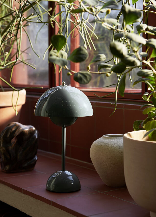 &Tradition Flowerpot Portable Lamp VP9, Magnetic Charger Stone