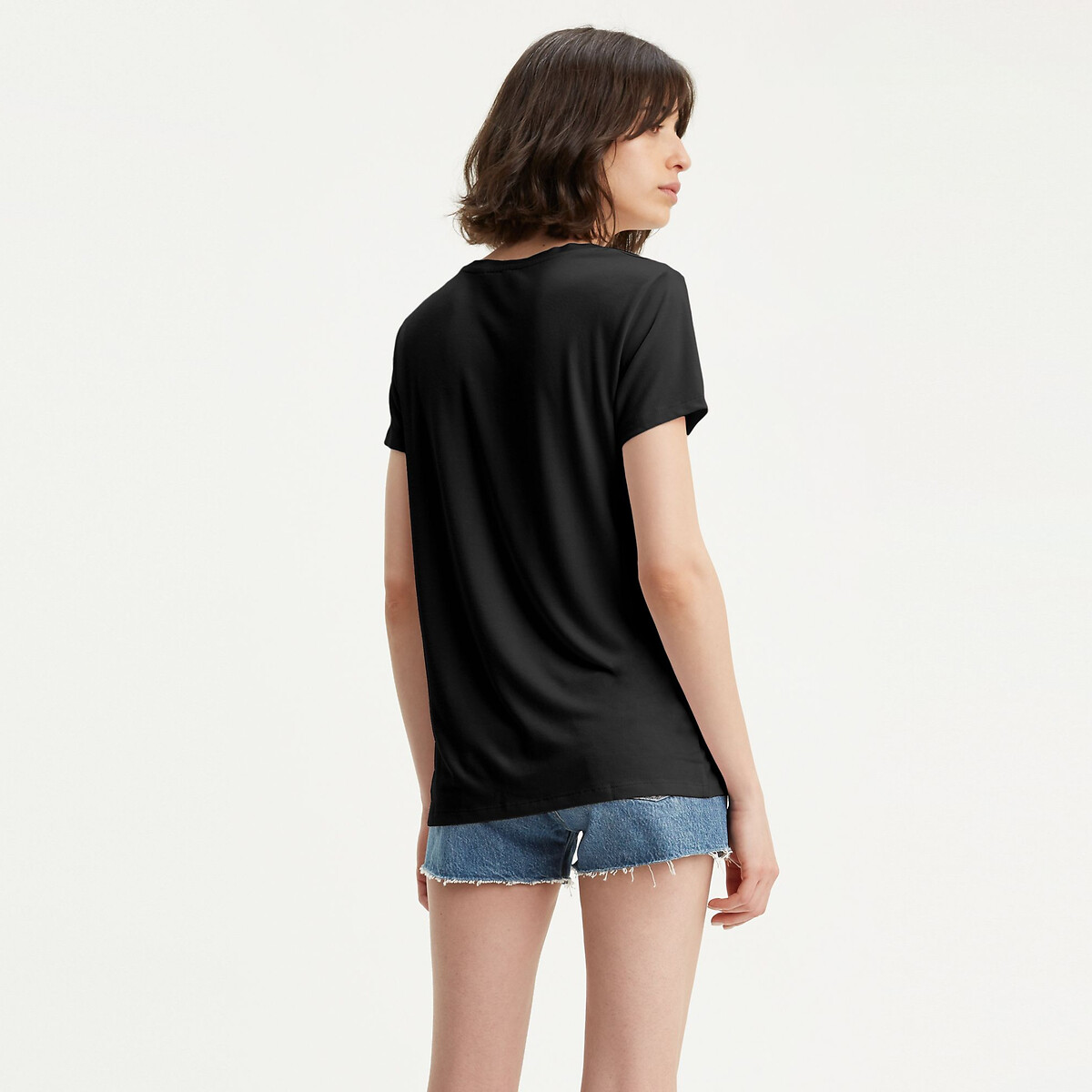 Camiseta Levi's de manga curta, gola V, com logo na frente.
