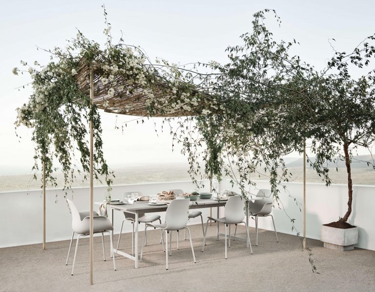 Bolia Track tuintafel 230x90 donkergrijs beton, zwart staal