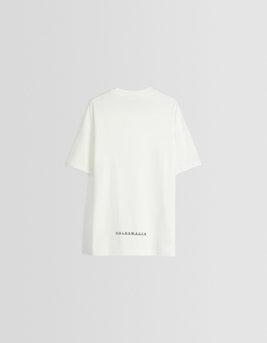 Camiseta de manga curta com estampa VOLKSWAGEN GOLF GTI e modelagem quadrada.
