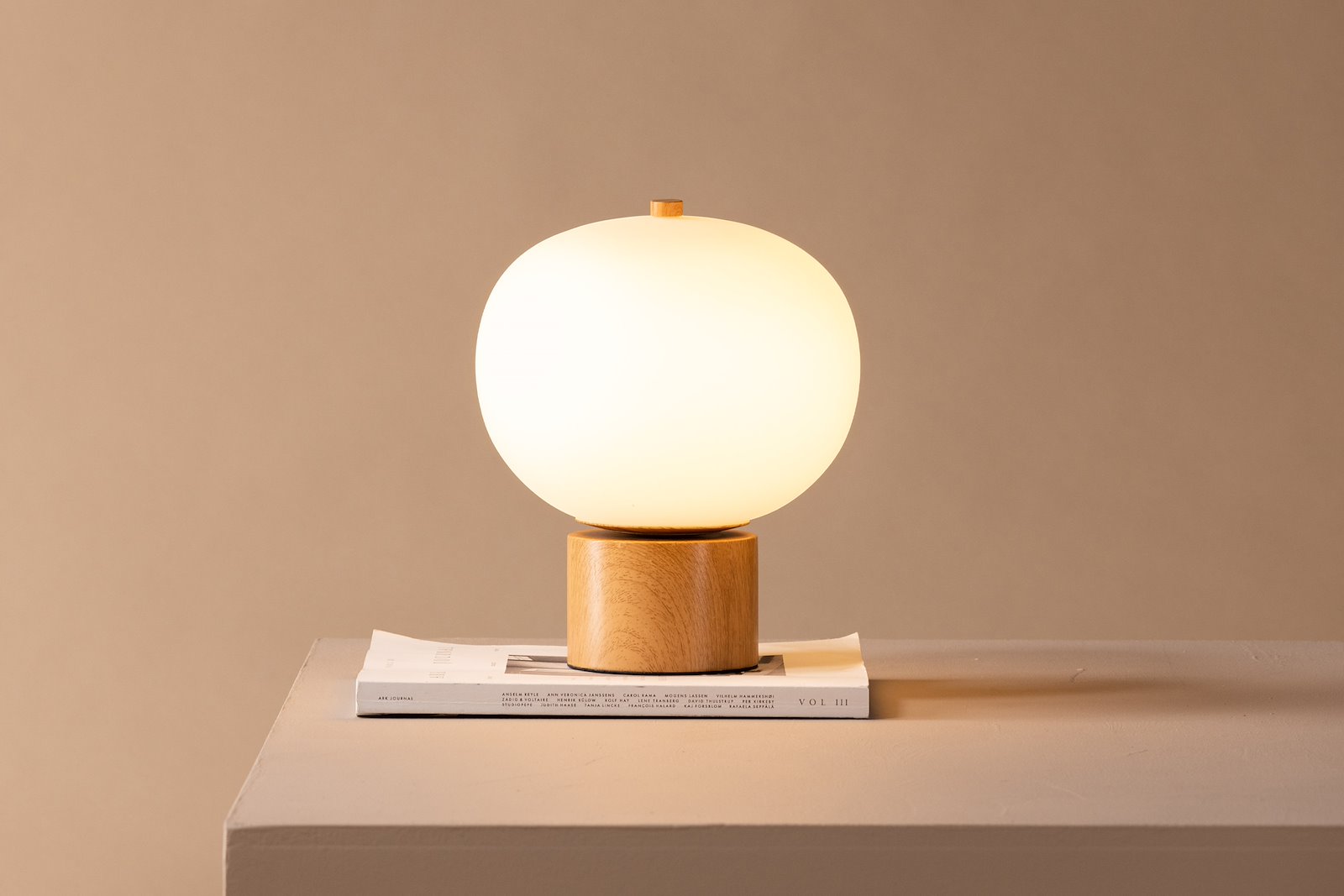 Cholet bordlampe Natur, hvit skjerm i glass