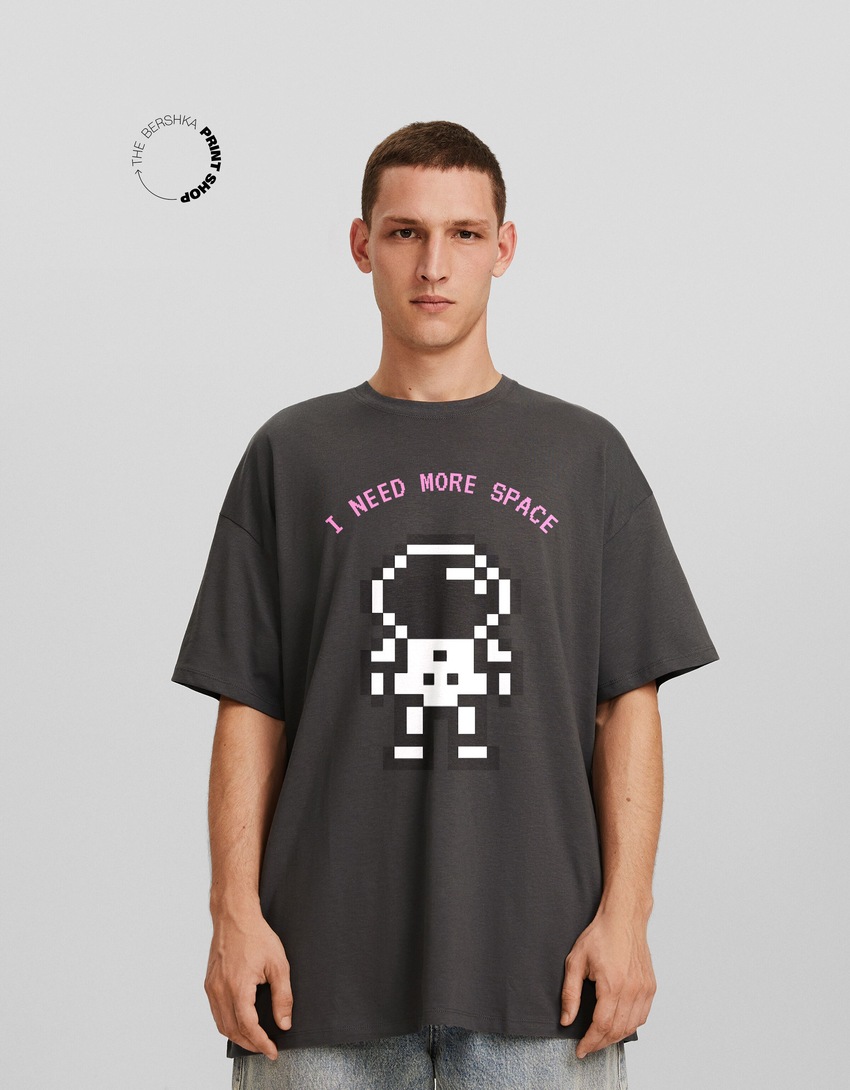 Camiseta oversized da moda com mangas curtas e estampa.