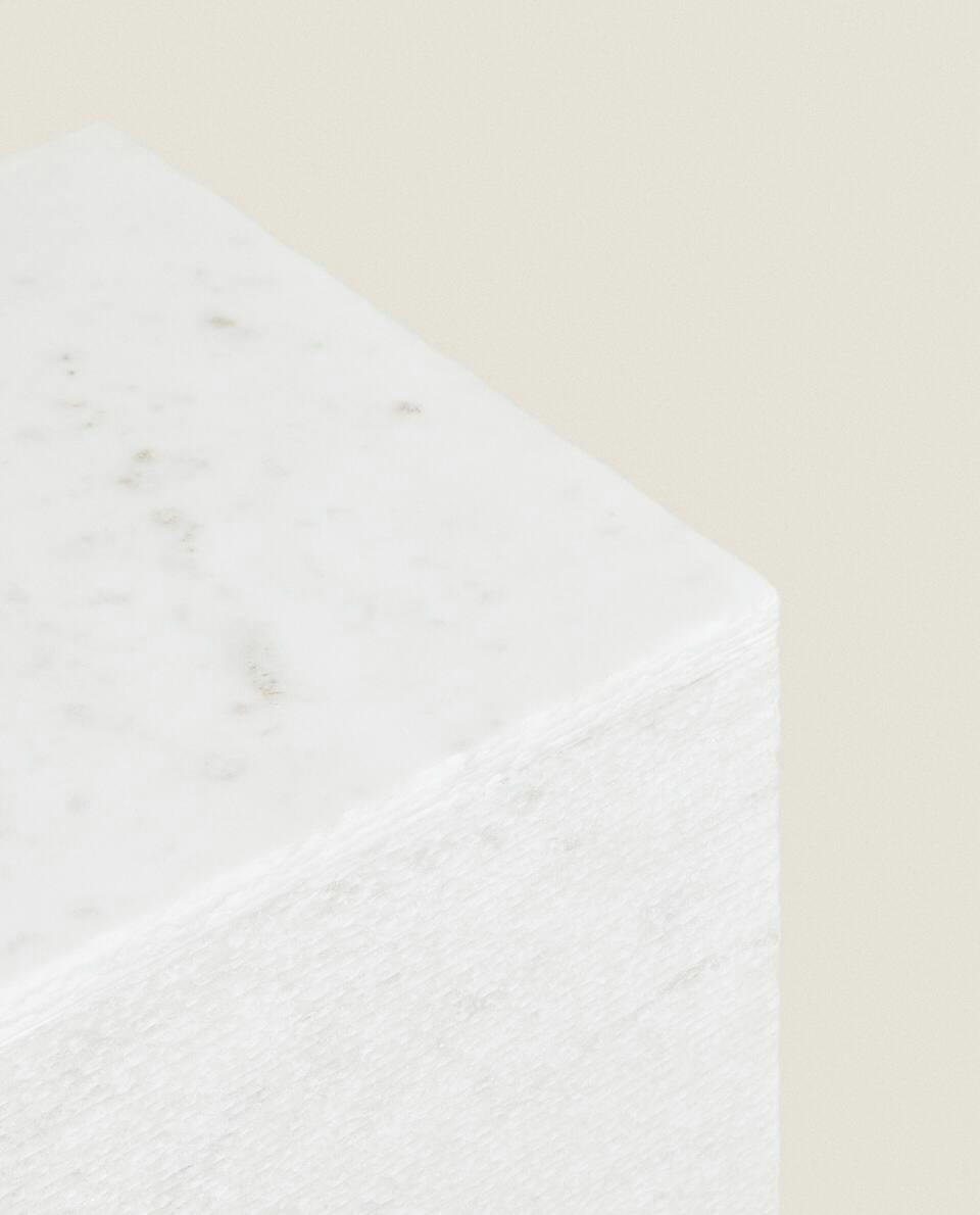 MESA LATERAL CUBO DE MÁRMORE X STUDIO NICHOLSON
