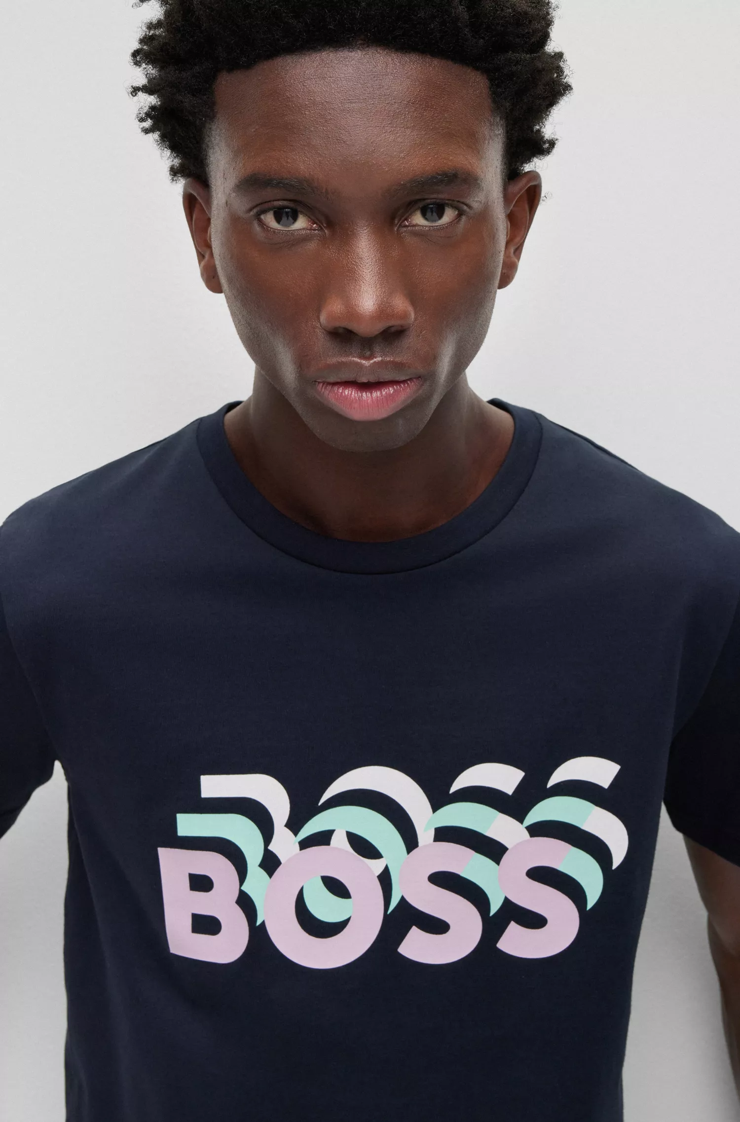 Camiseta BOSS preta de algodão com modelagem slim e logos repetidos.