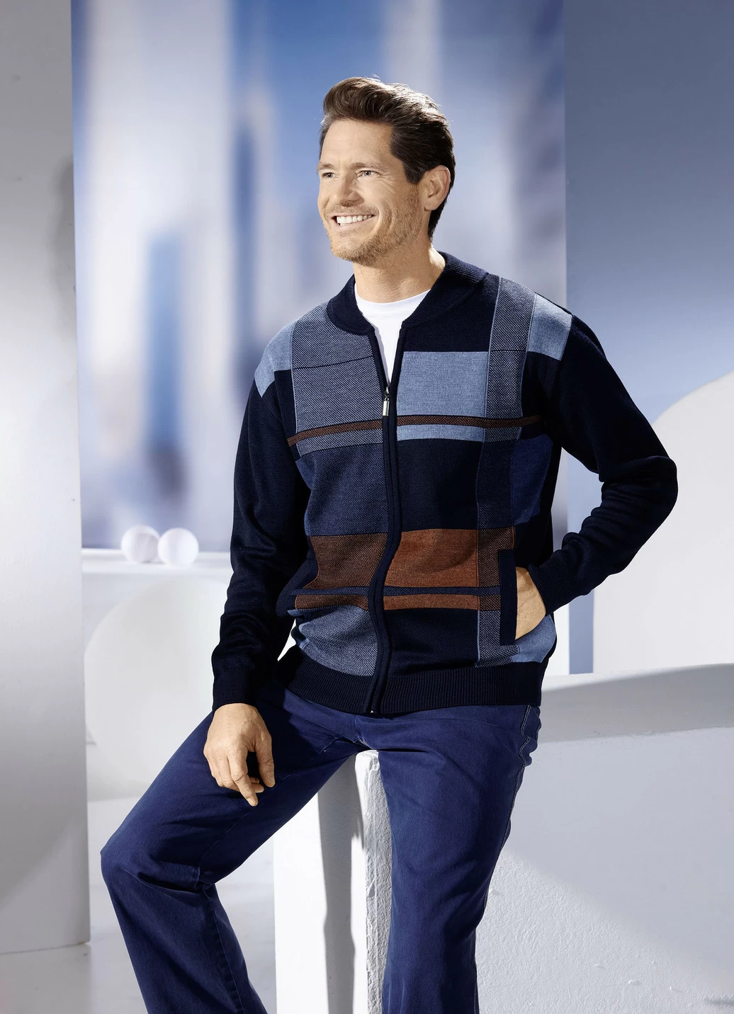 Jacke mit durchgehendem Reißverschluss in 2 Farben