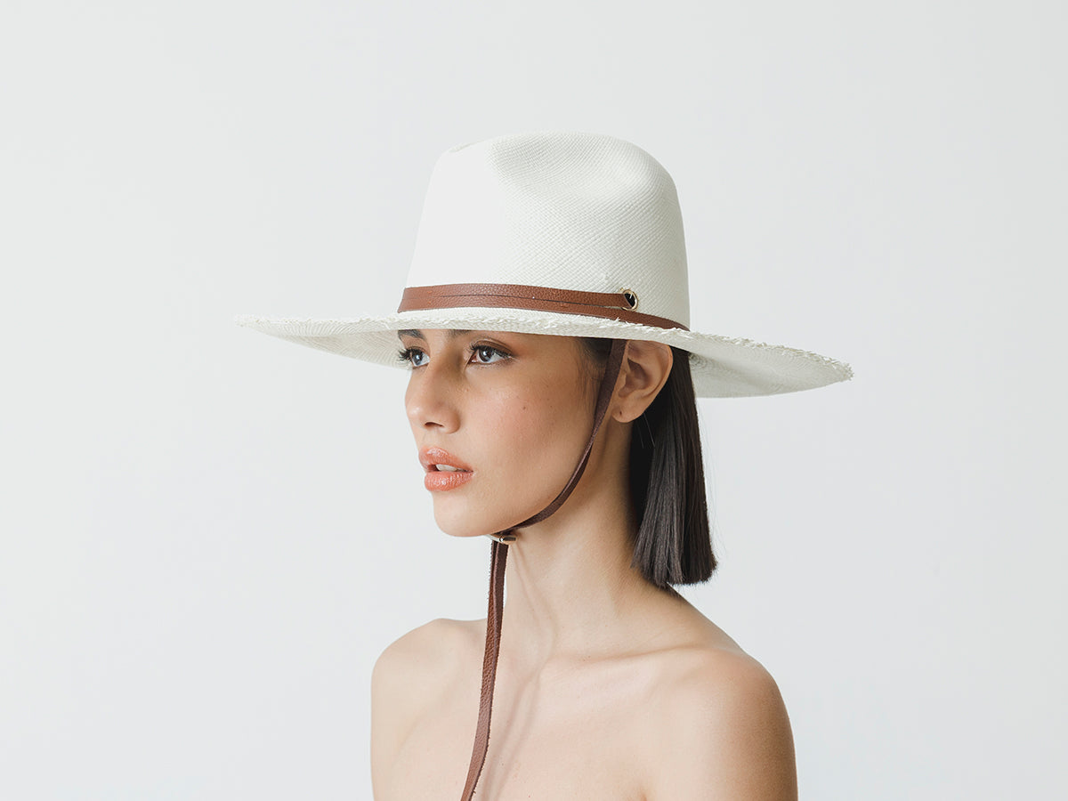Fedora à bords longs effilochés avec bandeau en cuir ajustable