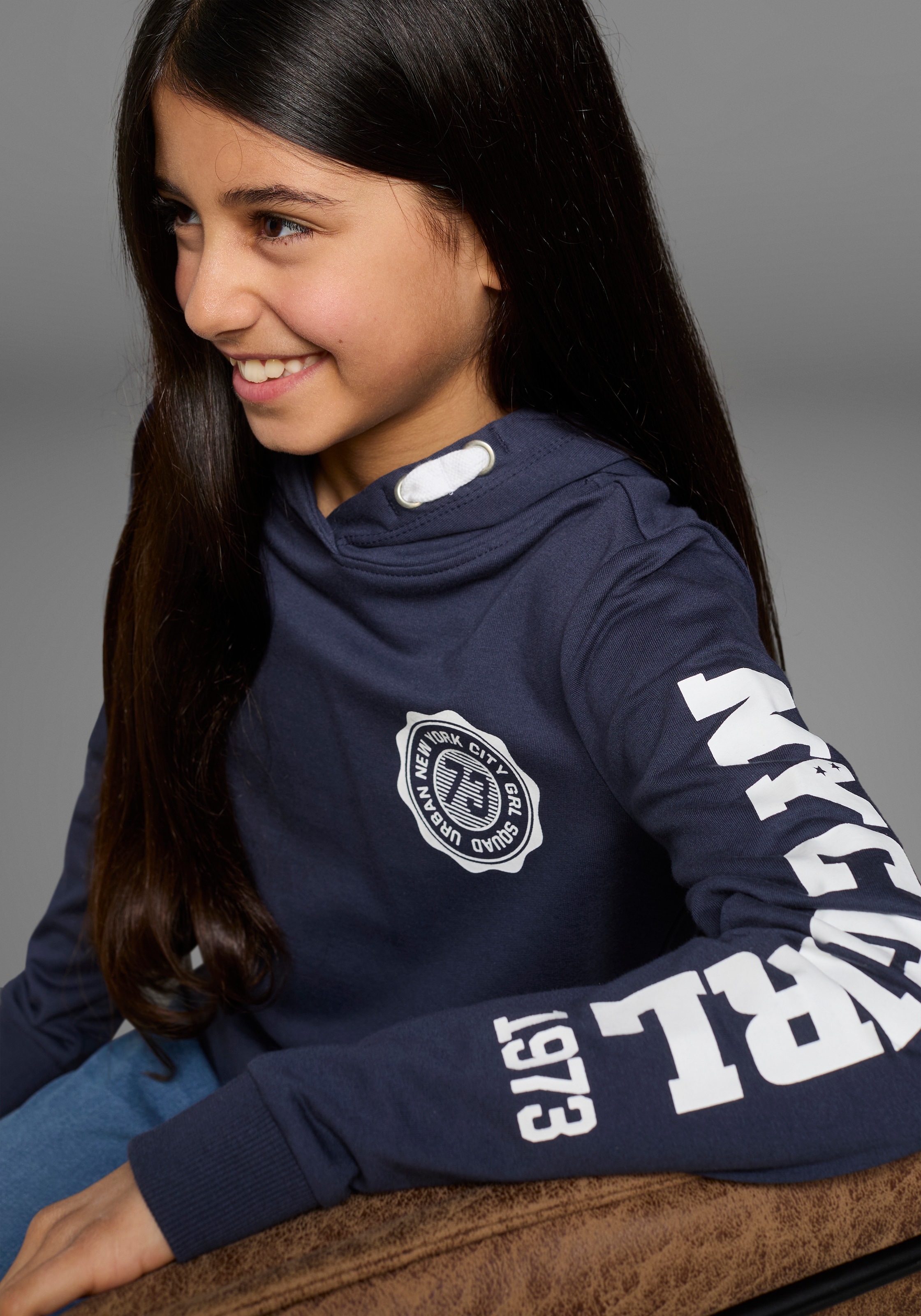 KIDSWORLD Kapuzensweatshirt »Shirt mit Ärmelprint«, Langarm,  mit stylischem Print,  mit Kapuze,  aus Baumwolle