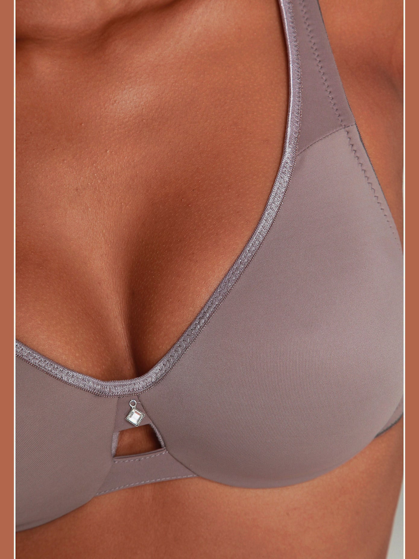 Soutien-gorge minimiseur à armatures et bonnets sans coutures