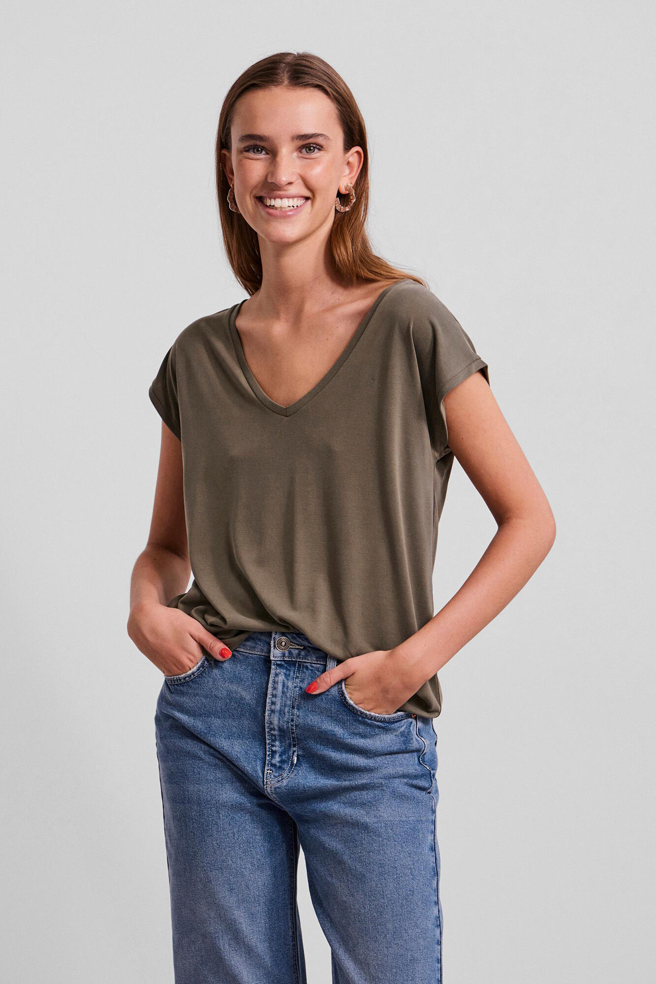 Camiseta básica em MODAL-TENCEL. Mangas curtas e decote em V.