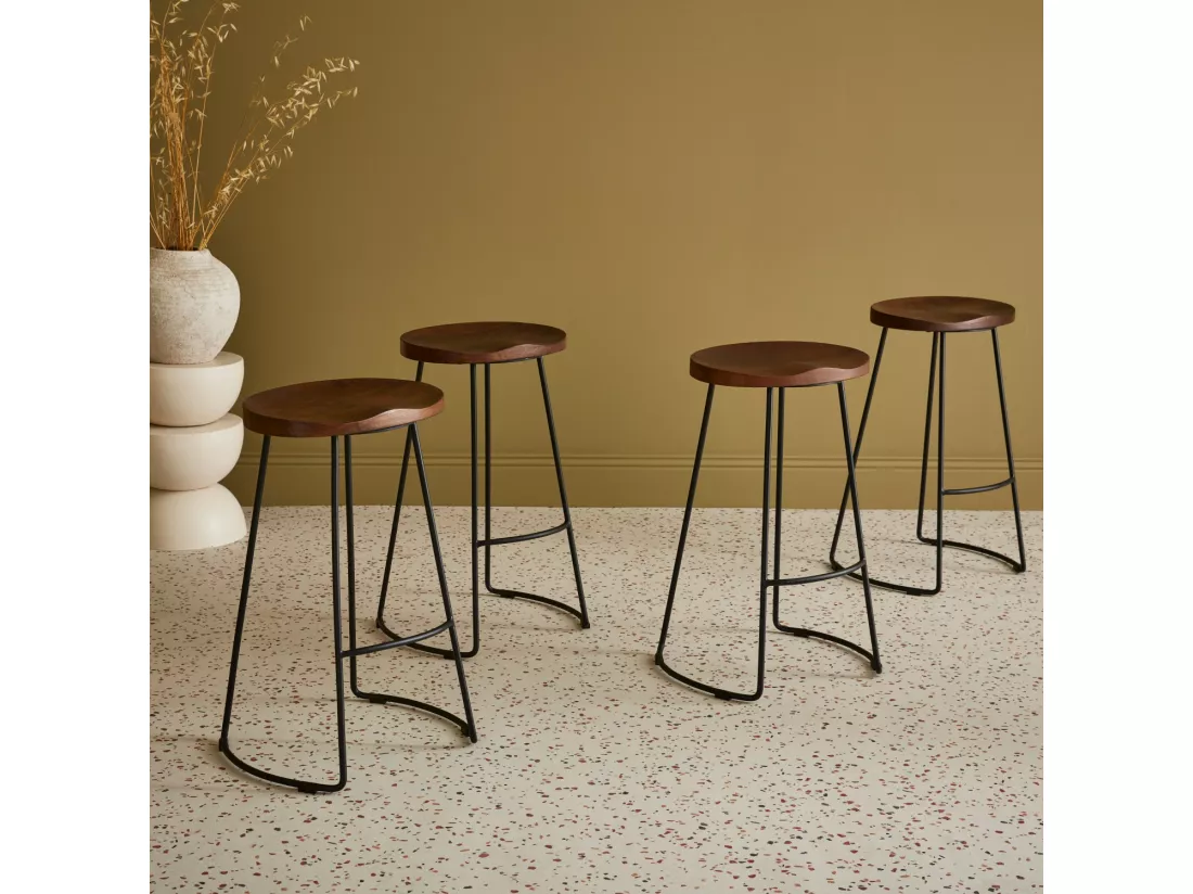 Lot de 4 tabourets de bars bois de manguier teinté noyer et acier. avec repose pieds. 65cm