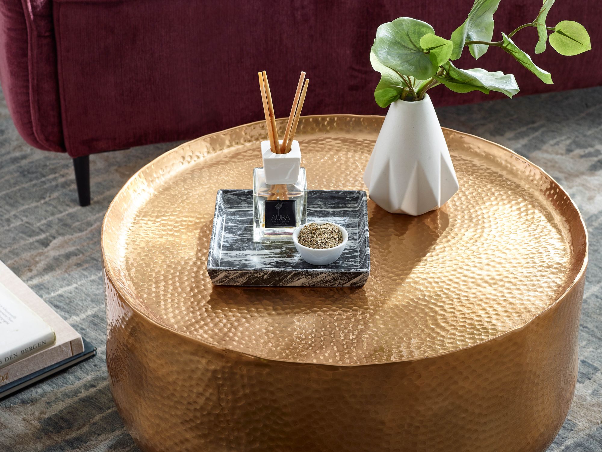 KADIMA DESIGN Orientalischer Couchtisch ANIENE: Hammerschlag-Struktur, Aluminium, hohl, 40 kg Belastung, goldfarben lackiert.