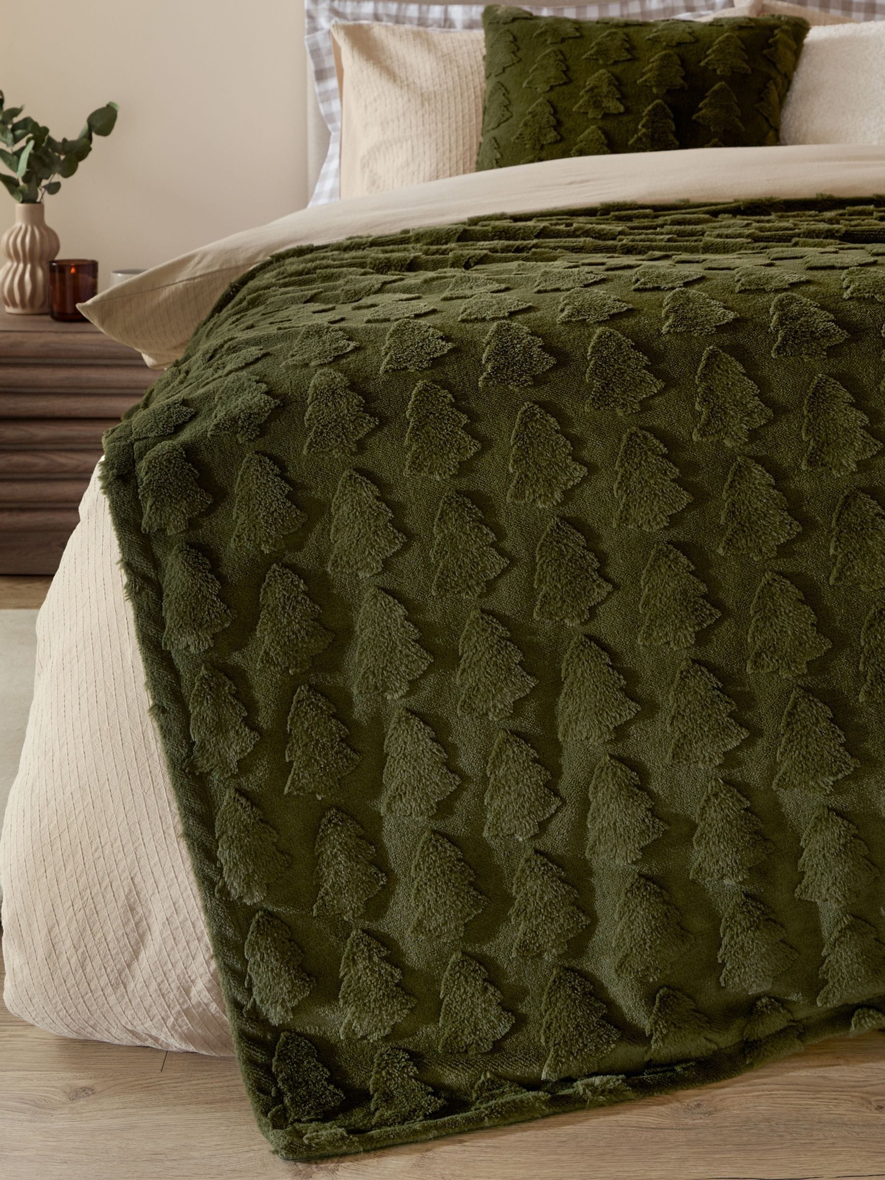 Furn Christmas Pines Faux Fur Throw