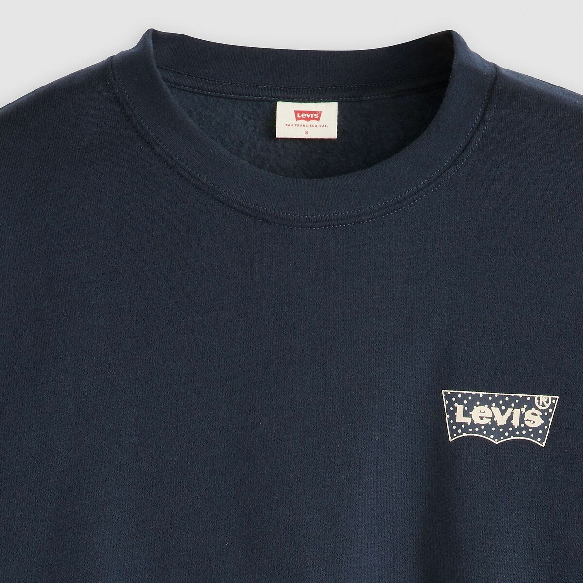 Suéter de gola redonda Levi's, com logo no peito.