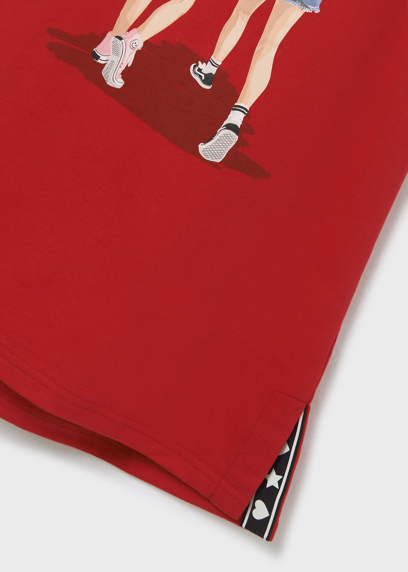 Vestido infantil com estampa e fenda nas costas.